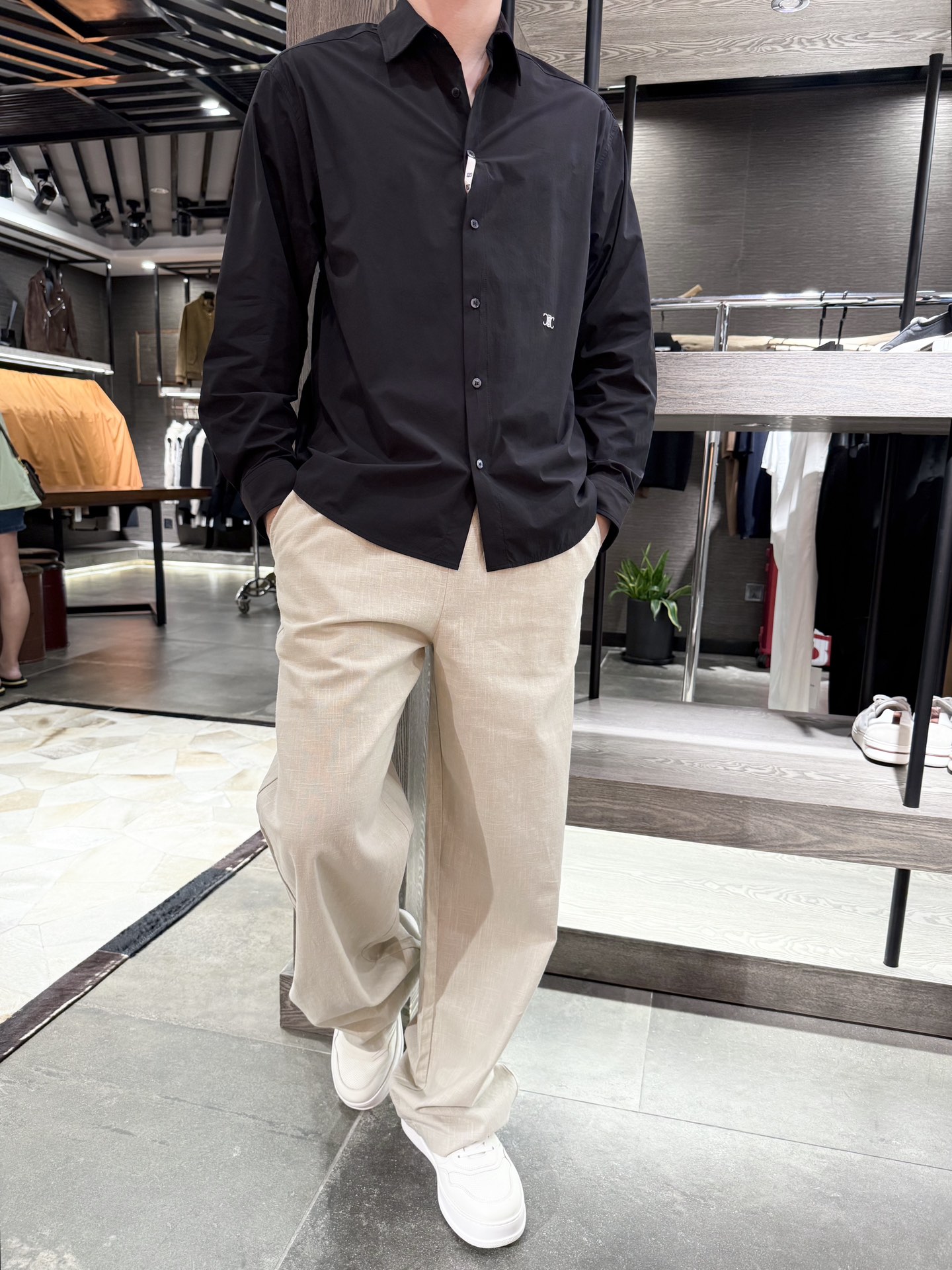 NO:509095,Selin - a light and cool black sunscreen shirt, simple and elegant, exuding a low-key fashion sense. The fabric is composed of 85 nylon and 15 spandex, which is light and soft, with good drape. It has the wear-resistant and crispness of nylon, and the elastic and comfortable spandex, and is free and unrestrained. Whether it is commuting to work or going out on a daily basis, it can be easily adapted to help you show your calm temperament. S-2Xl (model 180/140 wears M, with Hong Kong Lane Crawford gift box packaging), celine,shirts,alexander wang19860909赛琳-轻薄凉感黑色防晒衬衫,简约大方,散发着低调的时尚感.面料由85锦纶和15氨纶组成,轻薄柔软,垂感良好,既有锦纶的耐磨挺括,又有氨纶的弹性舒适,穿着自在无束缚.无论是上班通勤,还是日常外出,都能轻松适配,助你展现从容气质.码数S-2Xl（模特180/140穿M,配香港连卡佛礼盒包装）,,celine,shirts,alexander wang,Men's clothing