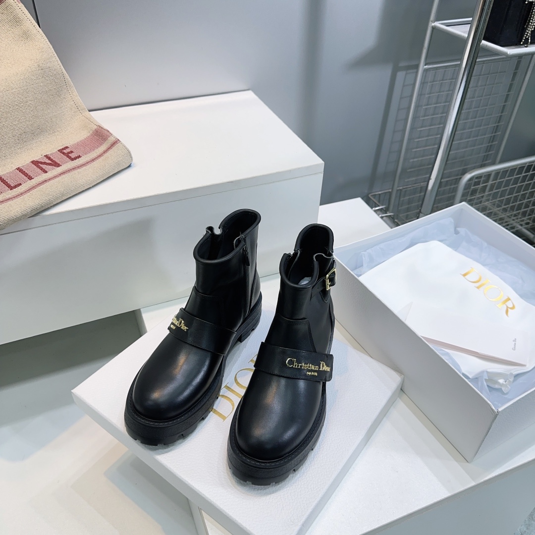 NO:477264,High quality!  Top quality dior｜Dio 25 autumn and winter new product Di Lieba same thick heel thick sole round toe side zipper short boots heavy industry Martin boots!  The heel height design of D-Major short boots is clever, which has the right height enhancement effect, and can ensure stability and freedom when walking. Whether it is paired with simple jeans to create a daily street look or an elegant skirt to attend important occasions, it can be easily controlled, perfectly interpreting the true meaning of fashion and versatility. The upper of this pair of short boots is made of top-grade calfskin material, and the upper is decorated with a gold stamping logo, showing the elegant and elegant sense of the sub-brand. The upper is made of open-edge beaded cowhide/calf leather, inner foot pad cowhide, original open-mold rubber foam sole Size: 35-40 (40 custom made without return) with original packaging, boots, dior, dior, boots, skirts, jeans, cowhide19860909高品质！顶级品质dior｜迪奥25秋冬新品迪丽热巴同款粗跟厚底圆头侧拉链短靴重工马丁靴！ D-Major 短靴的跟高设计巧妙,既有着恰到好处的增高效果,又能保证行走时的稳健与自在.无论是搭配简约的牛仔裤打造日常出街造型,还是与优雅的裙装组合出席重要场合,它都能轻松驾驭,完美诠释时尚百搭的真谛. 这双短靴鞋面采用顶级小牛皮材质,鞋面饰以凸印烫金logo,彰显次品牌优雅大气的高级感. 鞋面采用开边珠牛皮/小牛皮 内里垫脚牛皮 原版开模橡胶发泡大底 码数:35-40（40订做不退换） 配原版包装,靴子,dior,dior,boots,skirts,jeans,cowhide,Women's Shoes