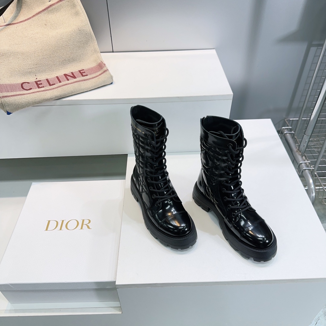 NO:477280,High quality!  Top quality dior｜Dio 25 autumn and winter new thick heel thick sole round toe lace-up rear zipper short boots Martin boots!  The classic diamond-shaped electric embroidered upper D-Major boots have a clever heel design, which has the right height enhancement effect, and can ensure stability and freedom when walking. Whether it is paired with simple jeans to create a daily street look or an elegant skirt to attend important occasions, it can be easily controlled, perfectly interpreting the true meaning of fashion and versatility. The upper is made of top-grade calfskin material, and the upper is decorated with a protruding gold stamping logo, showing the elegant and elegant sense of the sub-brand. The upper is made of open-edge beaded cowhide, inner foot padded cowhide original molded rubber foam sole Heel height is about 4.5cm Size: 35-40 (40 custom made without return) With original packaging, boots, dior, dior, boots, skirts, jeans, cowhide19860909高品质！顶级品质dior｜迪奥25秋冬新品粗跟厚底圆头系带后拉链短靴马丁靴！经典菱格电绣鞋面 D-Major 短靴的跟高设计巧妙,既有着恰到好处的增高效果,又能保证行走时的稳健与自在.无论是搭配简约的牛仔裤打造日常出街造型,还是与优雅的裙装组合出席重要场合,它都能轻松驾驭,完美诠释时尚百搭的真谛. 这双短靴鞋面采用顶级小牛皮材质,鞋面饰以凸印烫金logo,彰显次品牌优雅大气的高级感. 鞋面采用开边珠牛皮 内里垫脚牛皮 原版开模橡胶发泡大底 跟高约4.5cm 码数:35-40（40订做不退换） 配原版包装,靴子,dior,dior,boots,skirts,jeans,cowhide,Women's Shoes