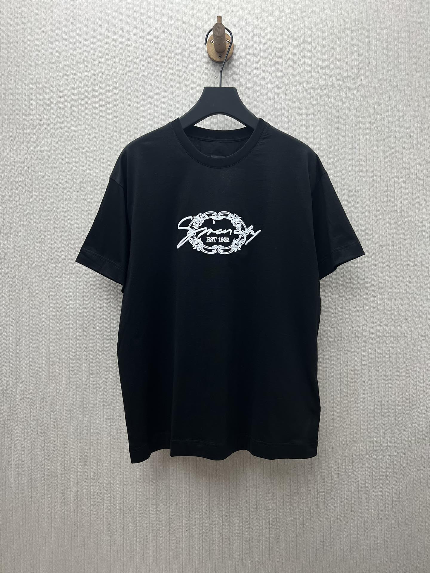 Givenchy 25ss新款品牌Logo徽章圆领直筒短袖T恤 男款 黑色 高版本 码数：S.M.L.XL.