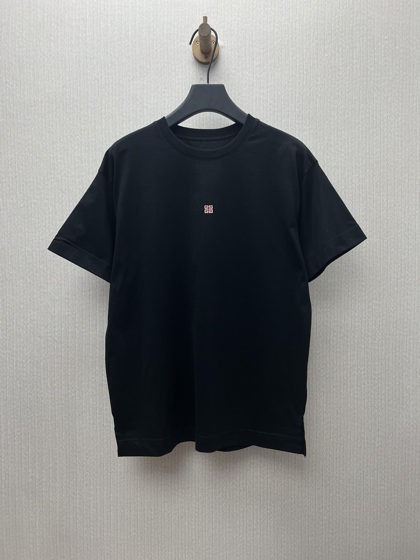 Givenchy 25ss新款纯色圆领套头短袖T恤 男款 高版本 码数：S.M.L.XL.