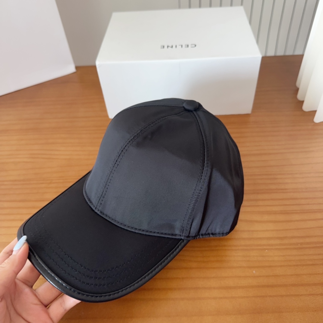 普拉达刺绣字母棒球帽设计感超强，让人耳目一新头型非常好，可以修饰各种头型，实力百搭款