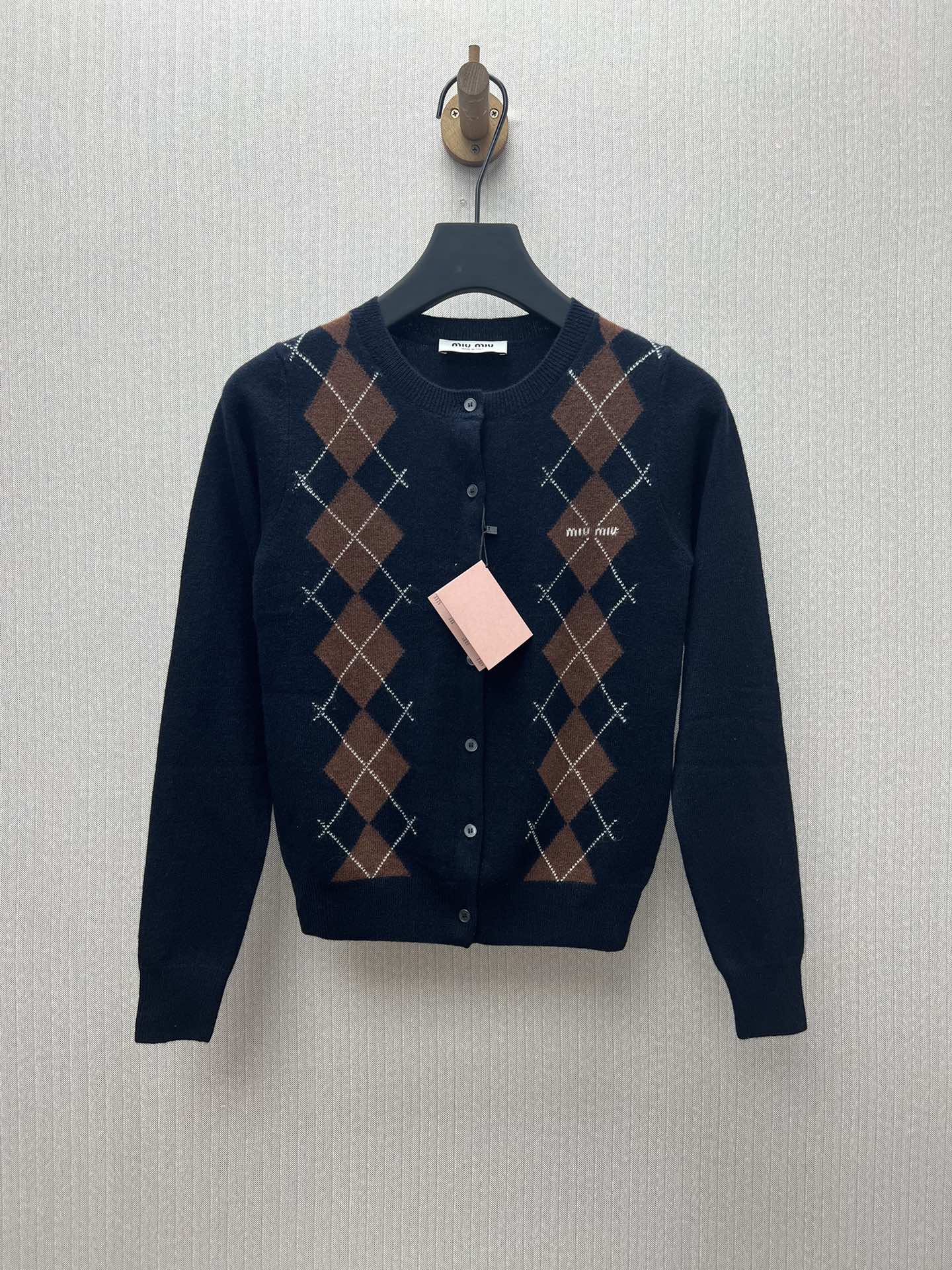 MIUMIU 25ss nuevo patrón de rombos añade una elegancia juguetona a la exquisita artesanía de este cardigan de…