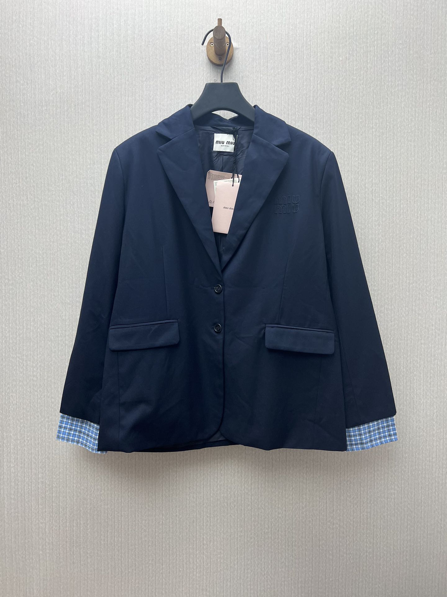 MIUMIU 25ss nueva chaqueta de gabardina reinterpreta el clásico versátil de Miu Miu, mostrando una audaz exploración de…