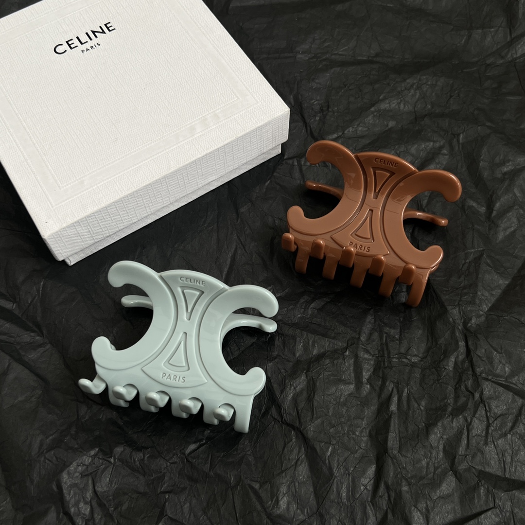 p138
 Celine 赛琳发夹 ™ 一直是简约时尚界的标杆大胆的设计 百看不厌▪️搭配起来更Fashion ✨✨