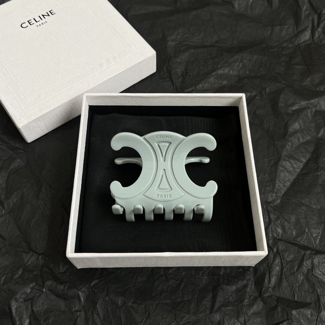 p138
 Celine 赛琳发夹 ™ 一直是简约时尚界的标杆大胆的设计 百看不厌▪️搭配起来更Fashion ✨✨