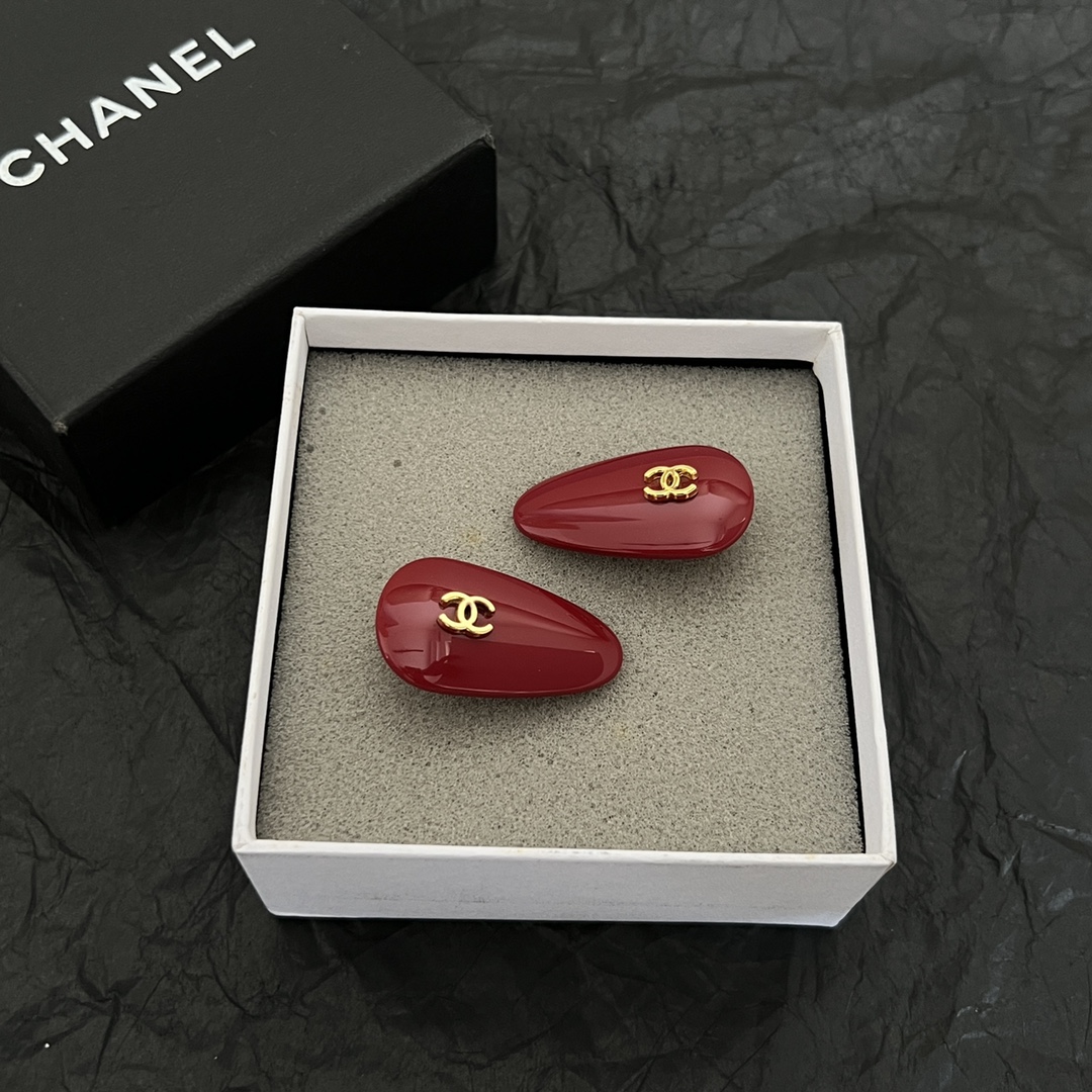 p128
 一对chaneL 小香奈儿中古发夹
超洋气的古铜色  配上经典双C家抓夹夹  
简直颜值爆棚 🤎太喜欢了  强推 🧸
很有份量的发夹 拿在手里沉甸甸的 ☺️