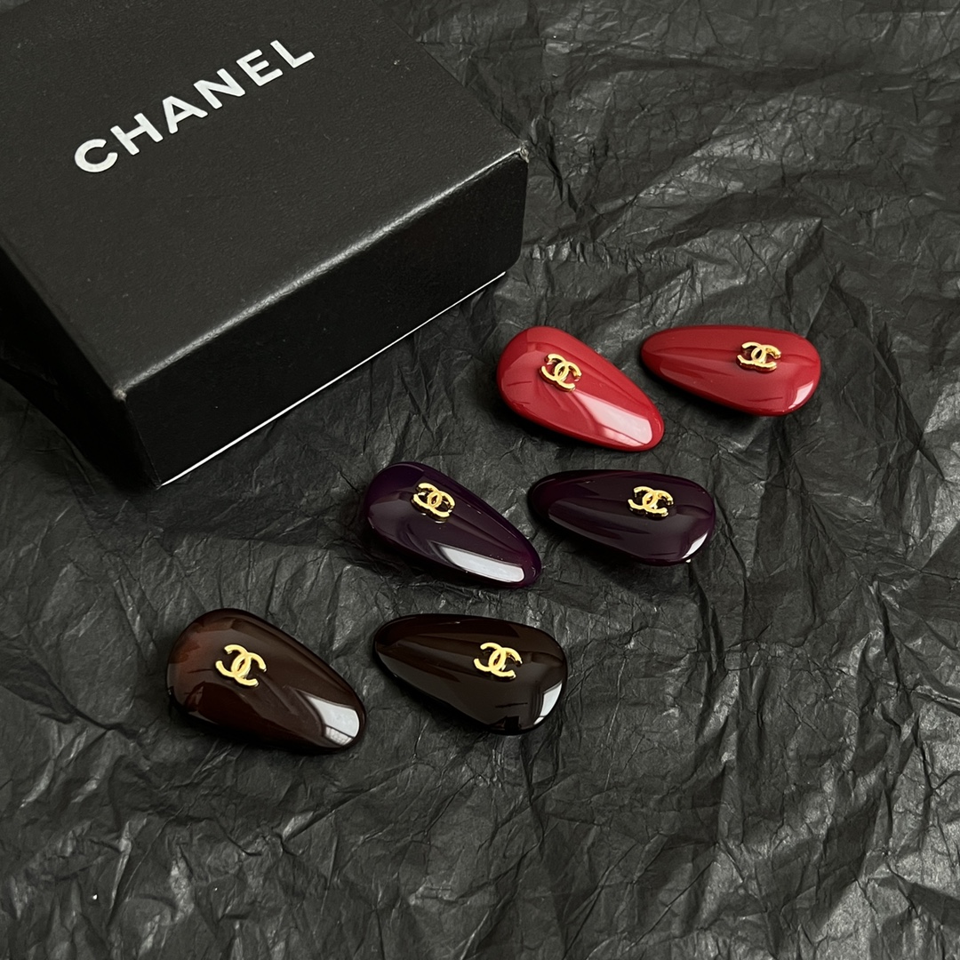 p128
 一对chaneL 小香奈儿中古发夹
超洋气的古铜色  配上经典双C家抓夹夹  
简直颜值爆棚 🤎太喜欢了  强推 🧸
很有份量的发夹 拿在手里沉甸甸的 ☺️
