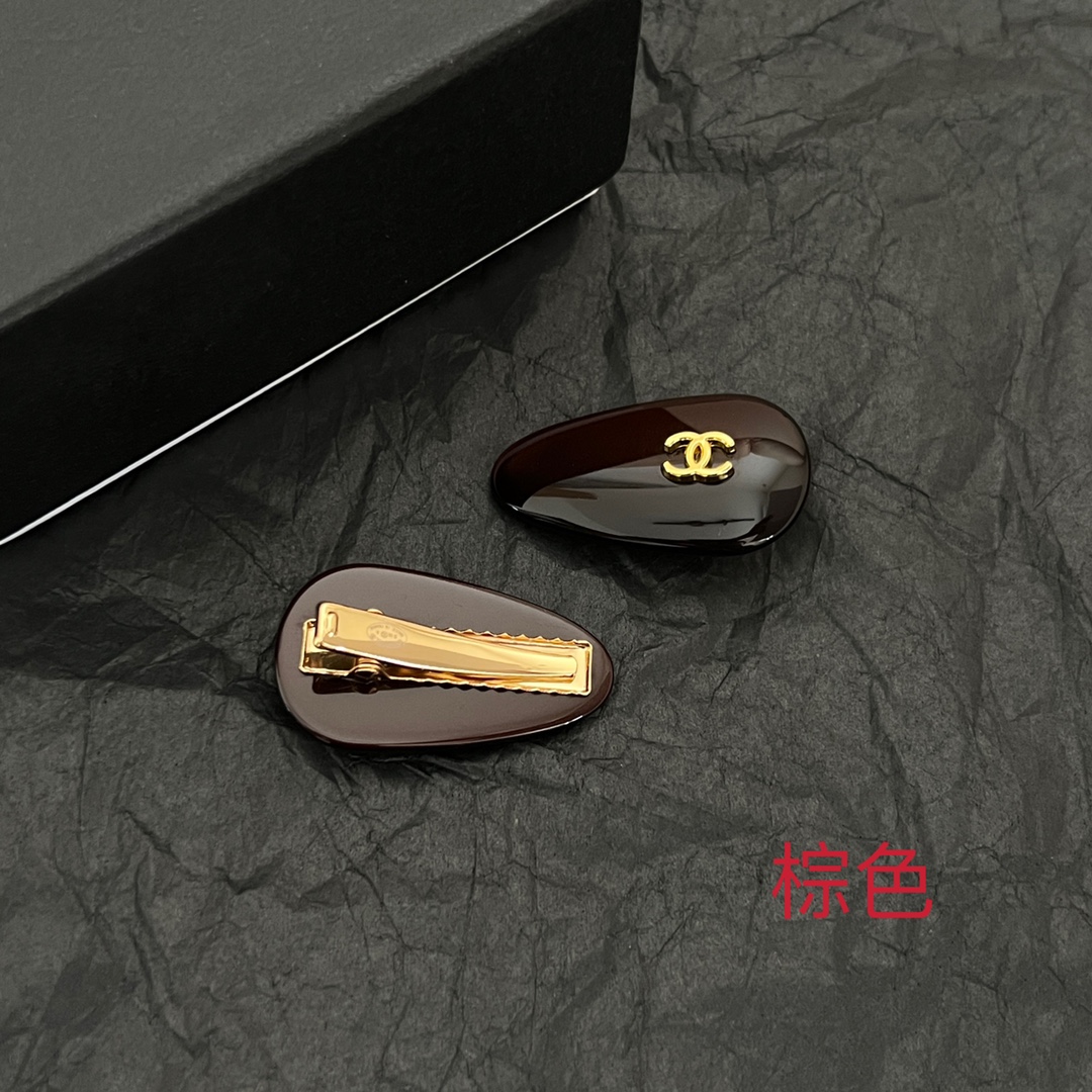 p128
 一对chaneL 小香奈儿中古发夹
超洋气的古铜色  配上经典双C家抓夹夹  
简直颜值爆棚 🤎太喜欢了  强推 🧸
很有份量的发夹 拿在手里沉甸甸的 ☺️