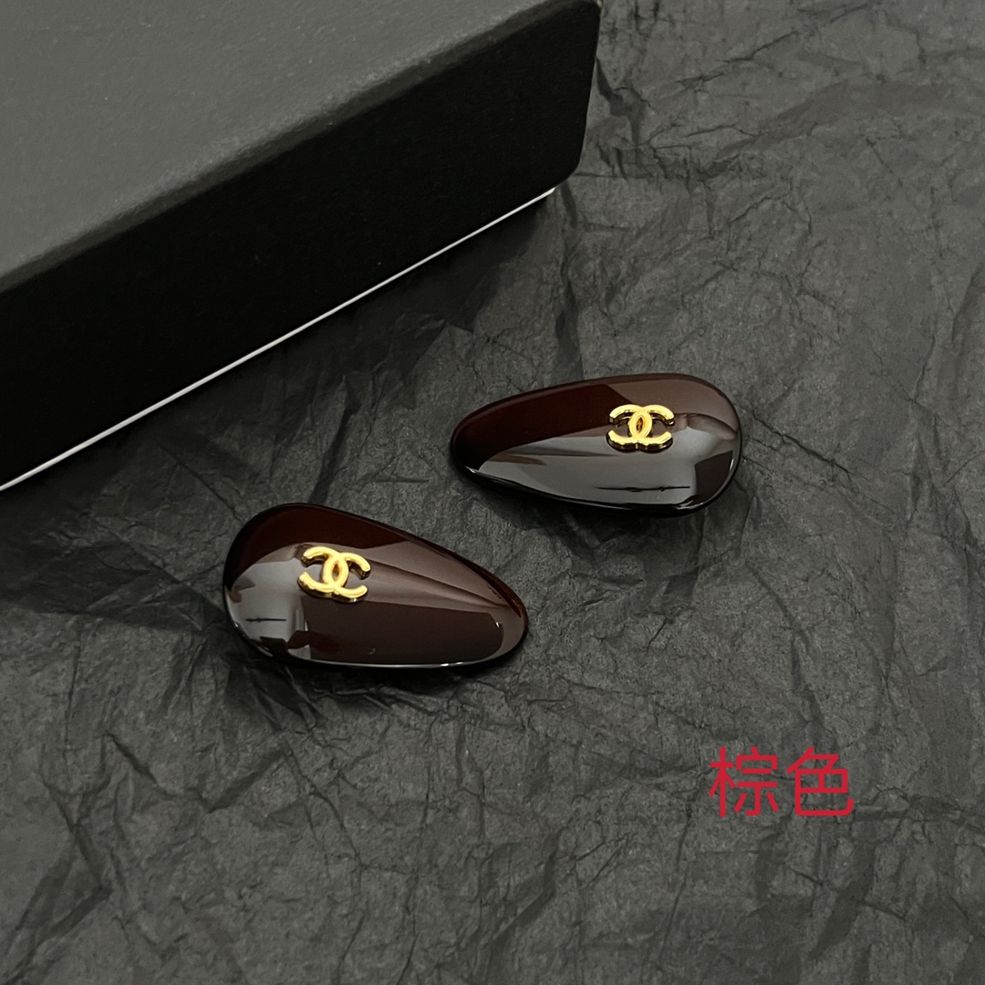 p128
 一对chaneL 小香奈儿中古发夹
超洋气的古铜色  配上经典双C家抓夹夹  
简直颜值爆棚 🤎太喜欢了  强推 🧸
很有份量的发夹 拿在手里沉甸甸的 ☺️