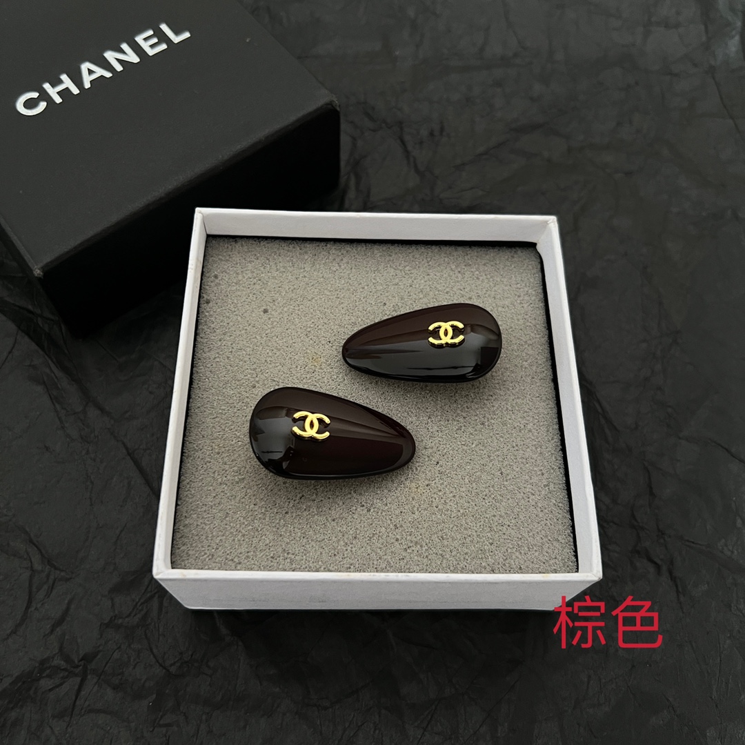 p128
 一对chaneL 小香奈儿中古发夹
超洋气的古铜色  配上经典双C家抓夹夹  
简直颜值爆棚 🤎太喜欢了  强推 🧸
很有份量的发夹 拿在手里沉甸甸的 ☺️