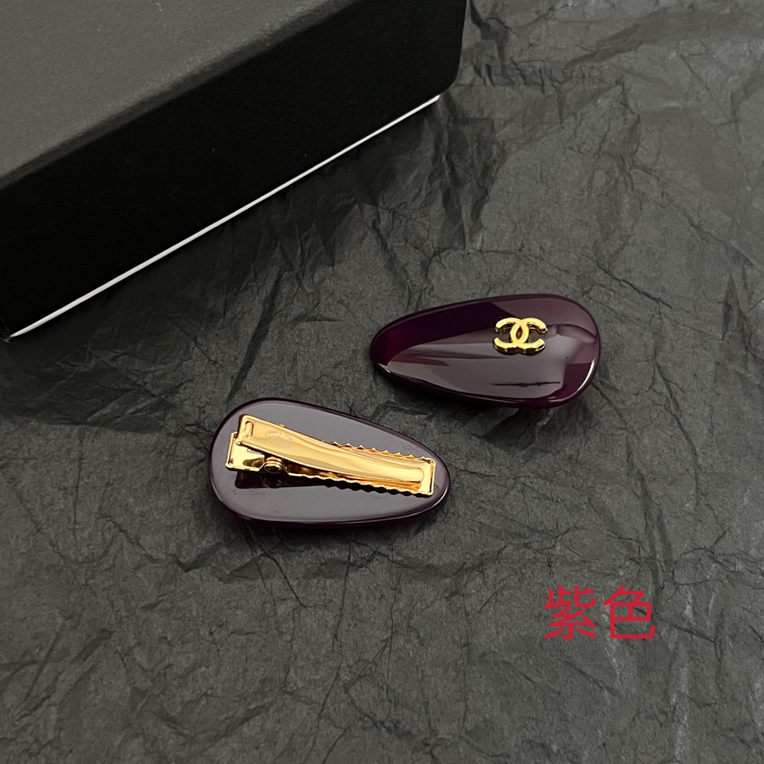 p128
 一对chaneL 小香奈儿中古发夹
超洋气的古铜色  配上经典双C家抓夹夹  
简直颜值爆棚 🤎太喜欢了  强推 🧸
很有份量的发夹 拿在手里沉甸甸的 ☺️