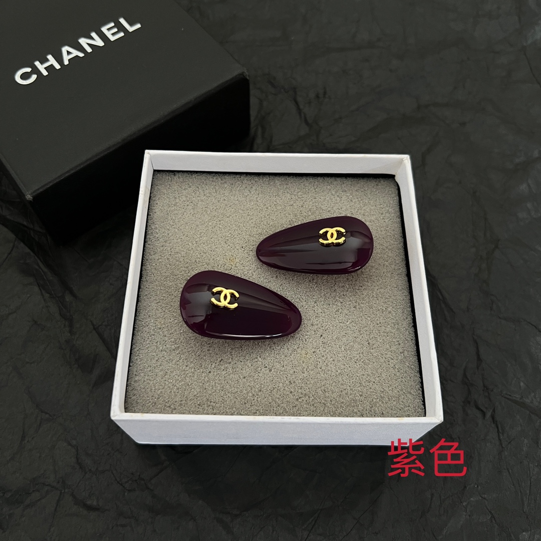 p128
 一对chaneL 小香奈儿中古发夹
超洋气的古铜色  配上经典双C家抓夹夹  
简直颜值爆棚 🤎太喜欢了  强推 🧸
很有份量的发夹 拿在手里沉甸甸的 ☺️