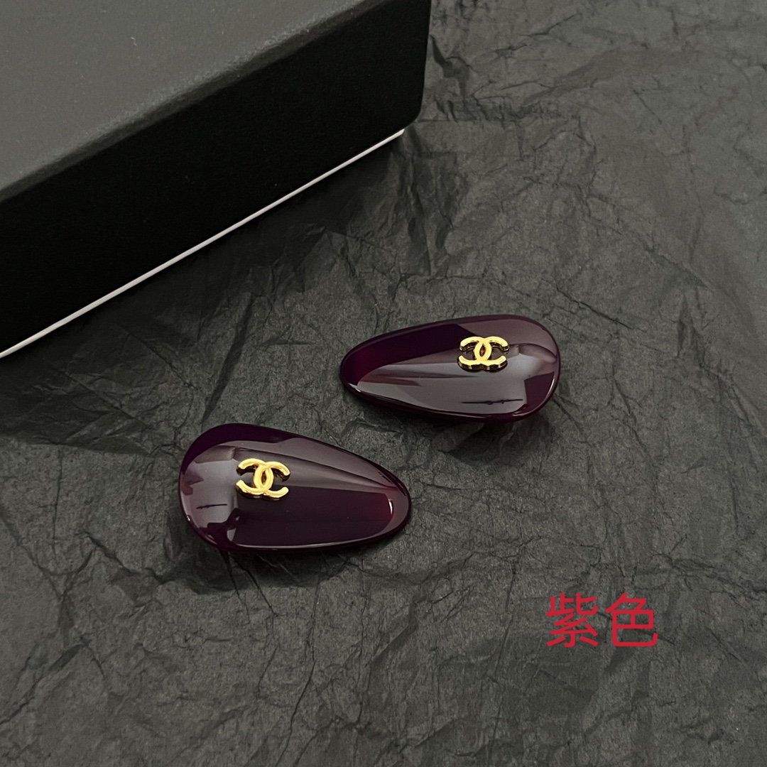 p128
 一对chaneL 小香奈儿中古发夹
超洋气的古铜色  配上经典双C家抓夹夹  
简直颜值爆棚 🤎太喜欢了  强推 🧸
很有份量的发夹 拿在手里沉甸甸的 ☺️