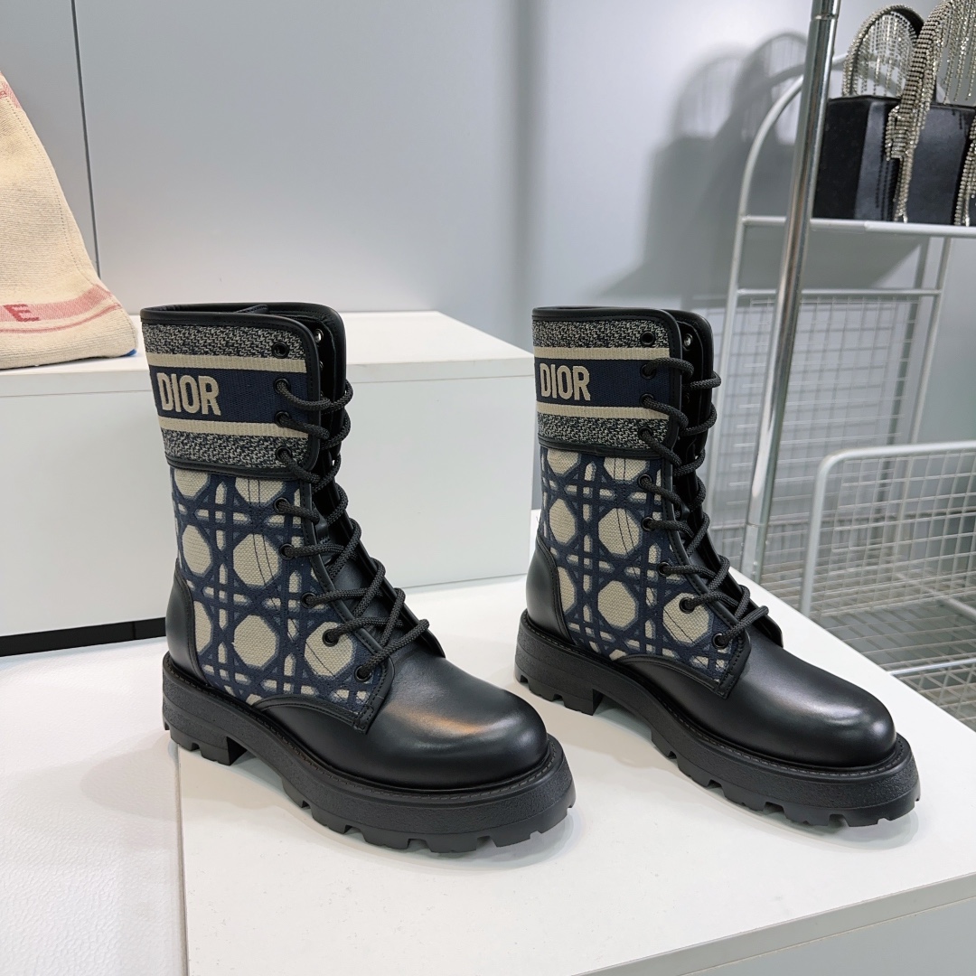 “Christian Dior Martin Boots: High-Quality Synchronous Box Packaging and Design Elements” - 图片 3