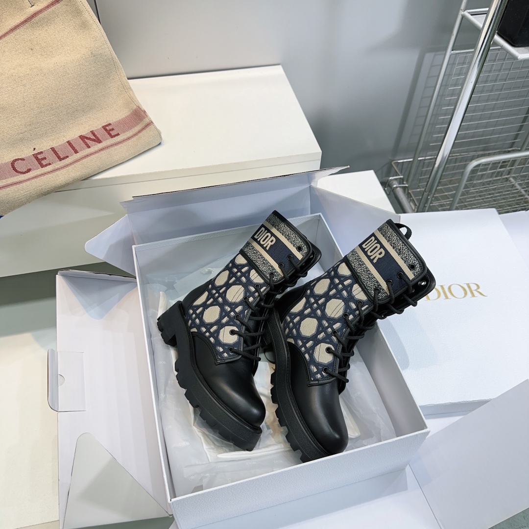 “Christian Dior Martin Boots: High-Quality Synchronous Box Packaging and Design Elements” - 图片 8