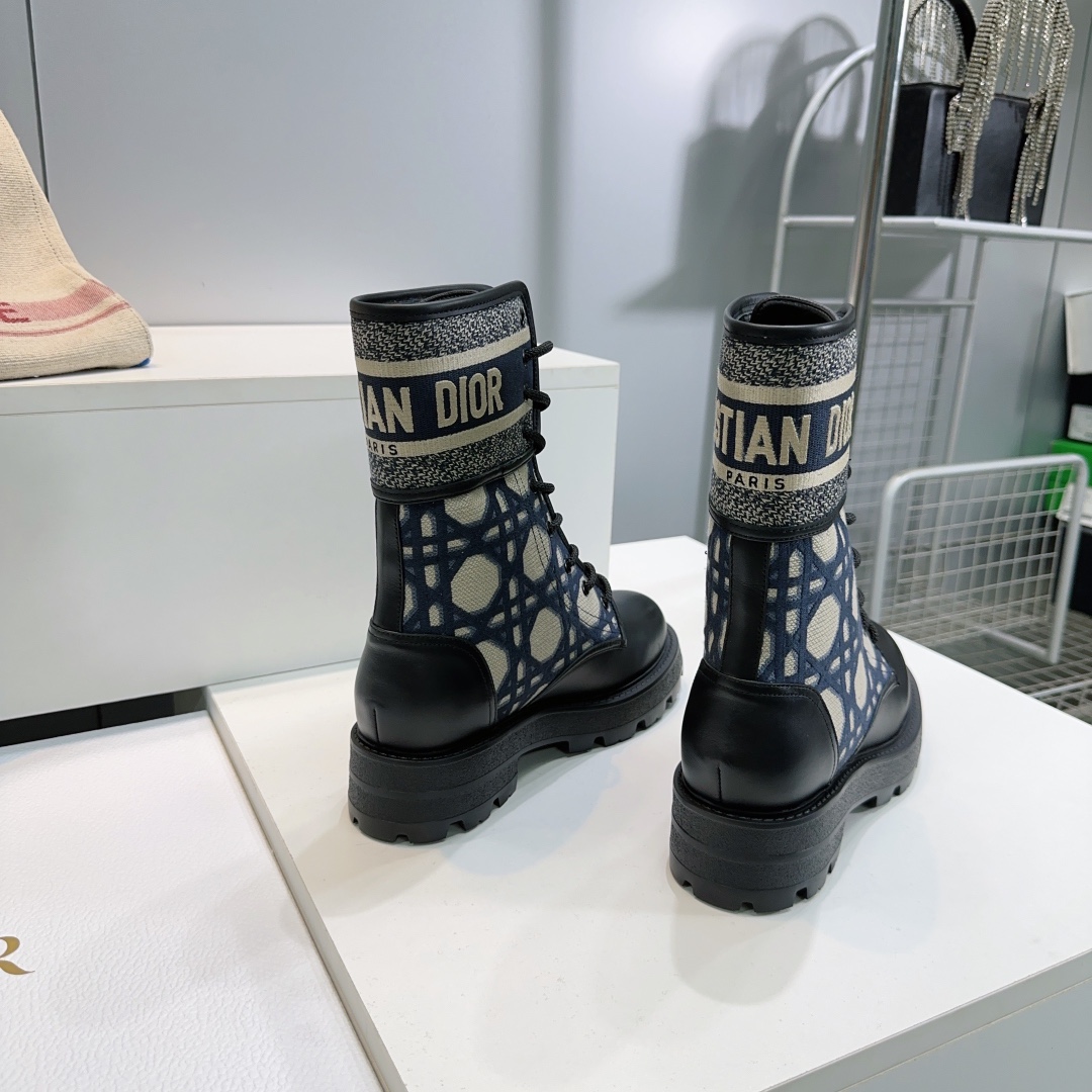 “Christian Dior Martin Boots: High-Quality Synchronous Box Packaging and Design Elements” - 图片 7