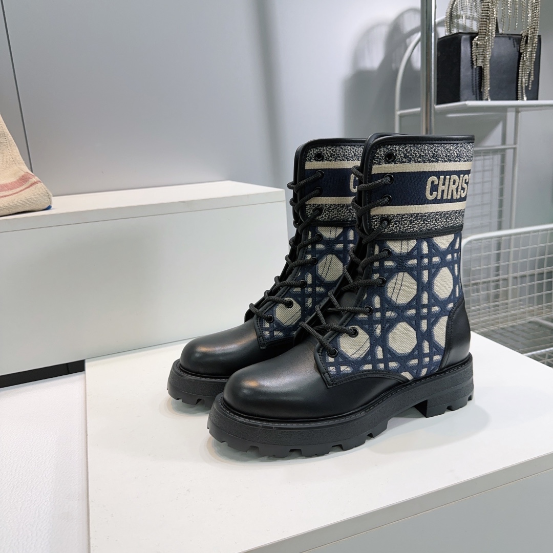 “Christian Dior Martin Boots: High-Quality Synchronous Box Packaging and Design Elements” - 图片 5