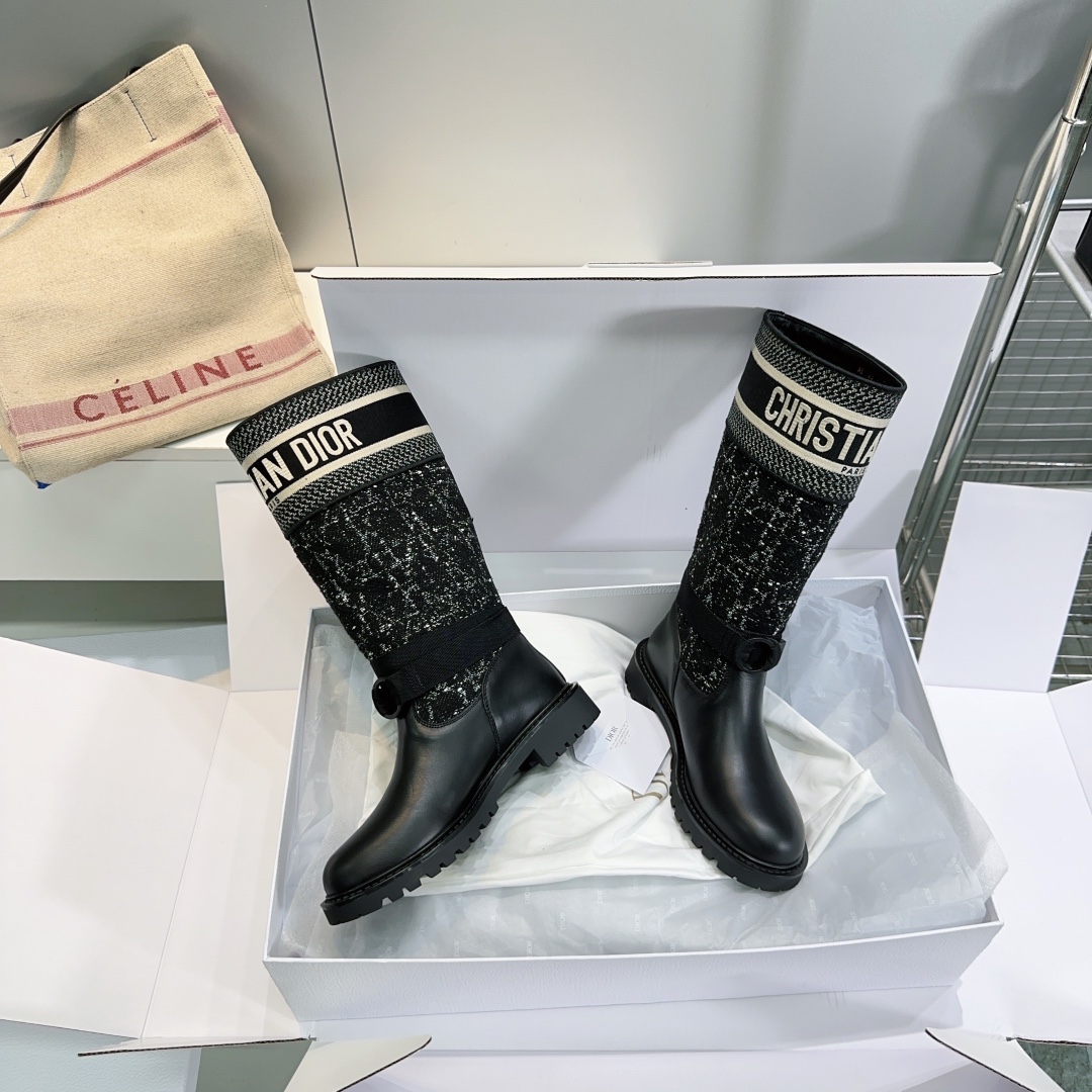 NO:477250,High quality!  Top-notch goods in the channel!  Completely upgraded to purchase the original version!  The original material is consistent!  The best welcome comparison on the market!  Dior 2025ss autumn and winter classic cafe-mounted knight boots military boots series!  The latest graffiti LOGO new color, electric embroidered color-blocking letter logo mid-tube boots!  Canvas wide-tube military boots!  Many celebrities have the same low-heeled cavalry military boots. They are integrated into the military style design to create a dazzling show style. Chelsea style, paired with a black cowhide upper and side elastic bands, the round toe highlights the regularity style. The original development top-level high-end version. The upper is made of the first-layer calfskin original custom-made imported technology electric embroidery fabric (non-market ordinary flying woven fabric) Full-grain mixed breed sheep inner footbed Original molded TPU rubber sole Size: 35-41 (40 41 custom made without return and exchange) With original packaging, boots, dior, dior, boots, cowhide19860909高品质！渠道顶级货！原版购入全面升级！材质原版一致！市面最顶级欢迎对比！ Dior迪奥2025ss秋冬经典布面一脚蹬骑士靴军靴系列！最新涂鸦LOGO新色 电绣拼色字母logo中筒靴！帆布宽筒军靴！众多明星同款低跟一脚蹬骑士军靴 融入军装风格设计,打造耀眼夺目的秀场风范.切尔西款式,搭配黑色牛皮革鞋面和侧面弹力饰带,圆形鞋头突显率性型格 原版开发顶级高端版本 鞋面采用头层小牛皮原版定做进口科技电绣面料(非市面普通飞织面料) 全粒面混种羊内里垫脚 原版开模TPU橡胶大底 码数:35-41（40 41定做不退换） 配原版包装,靴子,dior,dior,boots,cowhide,Women's Shoes
