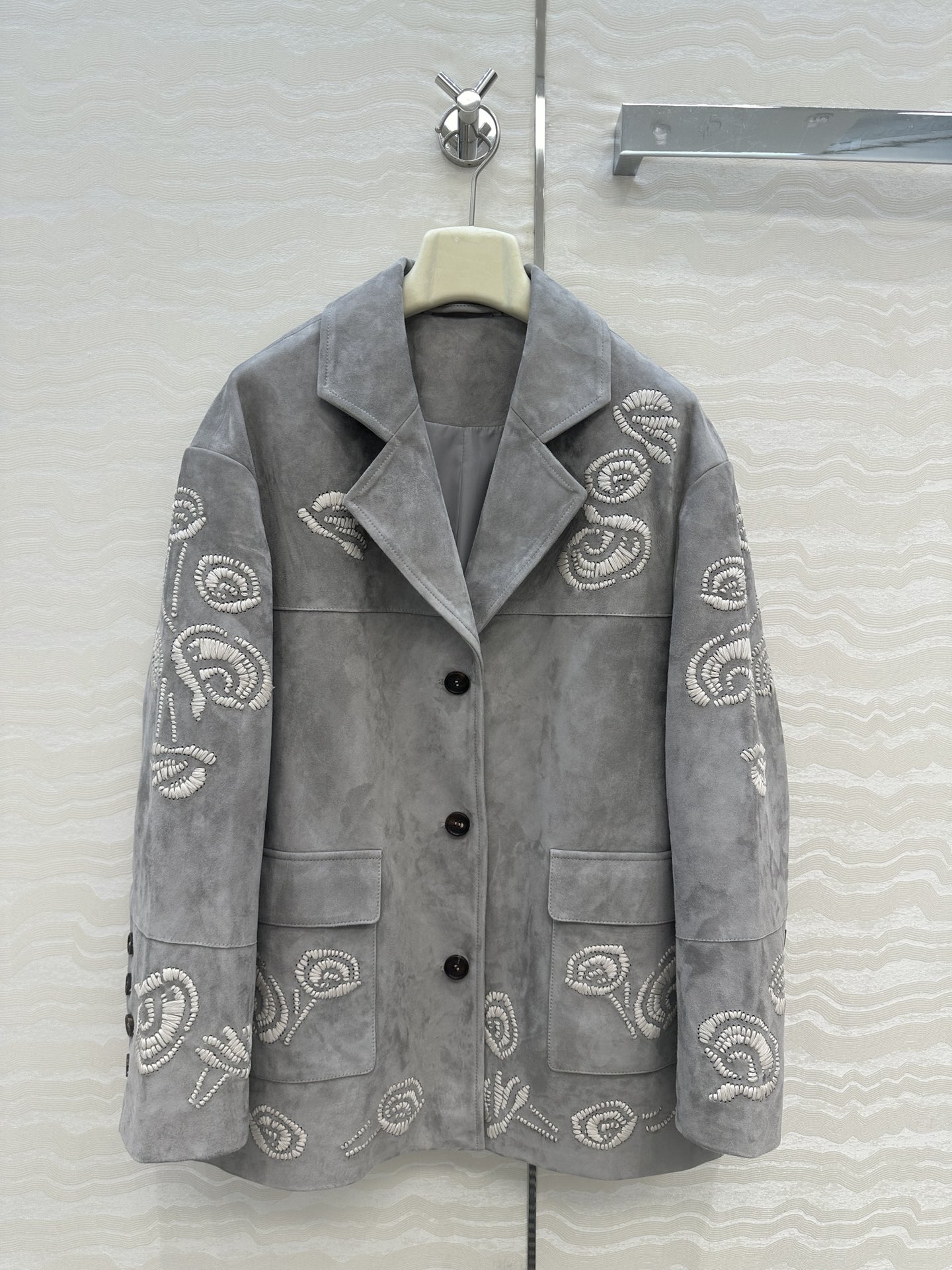 NO:744304,Exclusive first release!  High-end quality control must-have ES high-definition suede hand hook embroidered suit jacket!  Exclusively customized wax thread imported from the UK!  Thousand needle positioning hook knitting handmade rope embroidery craft!  Look for our quality!  Imported suede lambskin!  Natural horn buttons, classic silhouette large suit, smart and neat Italian luxury minimalist style. Heavy craftsmanship and purely hand-made hook-and-loop embroidery design, casual, elegant, cool and gentle, the classic version is not flattering and super slimming!  Sweet or salty, fashionable and high-end. The imported leather is delicate and wide. Come to those who know the stuff!  Perfect quality depends on the details. 4 colors S.M.L.19860909独家首发！高端品质控必入ES高定麂皮绒手勾刺绣花西装外套！独家定制英国进口蜡线！万针定位勾织手工绳绣工艺！认准我家品质！进口麂皮绒小羊皮！天然牛角扣,经典廓形大西装干练利落意式奢华极简风.重工艺纯手工勾花刺绣设计,随性优雅飒爽温柔经典版型不挑人上身超显瘦！可甜可盐时髦又高级.进口皮质细腻挺阔.懂货的来！完美品质看细节.4色S.M.L.XL码.38码: 肩宽51,胸围112,衣长7的.,女装,jackets & coats,business suit,sheepskin,chamois leather,,Women's clothing