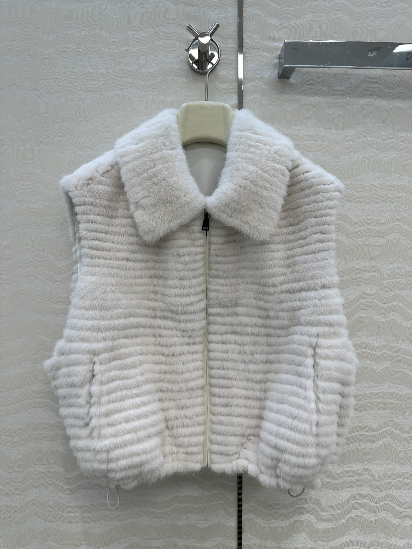 “P6696 Danish Auction Ferret Dust-Proof Bag: Fashionable Leather-Coated Craft with Timeless Style and Quality” - 图片 1