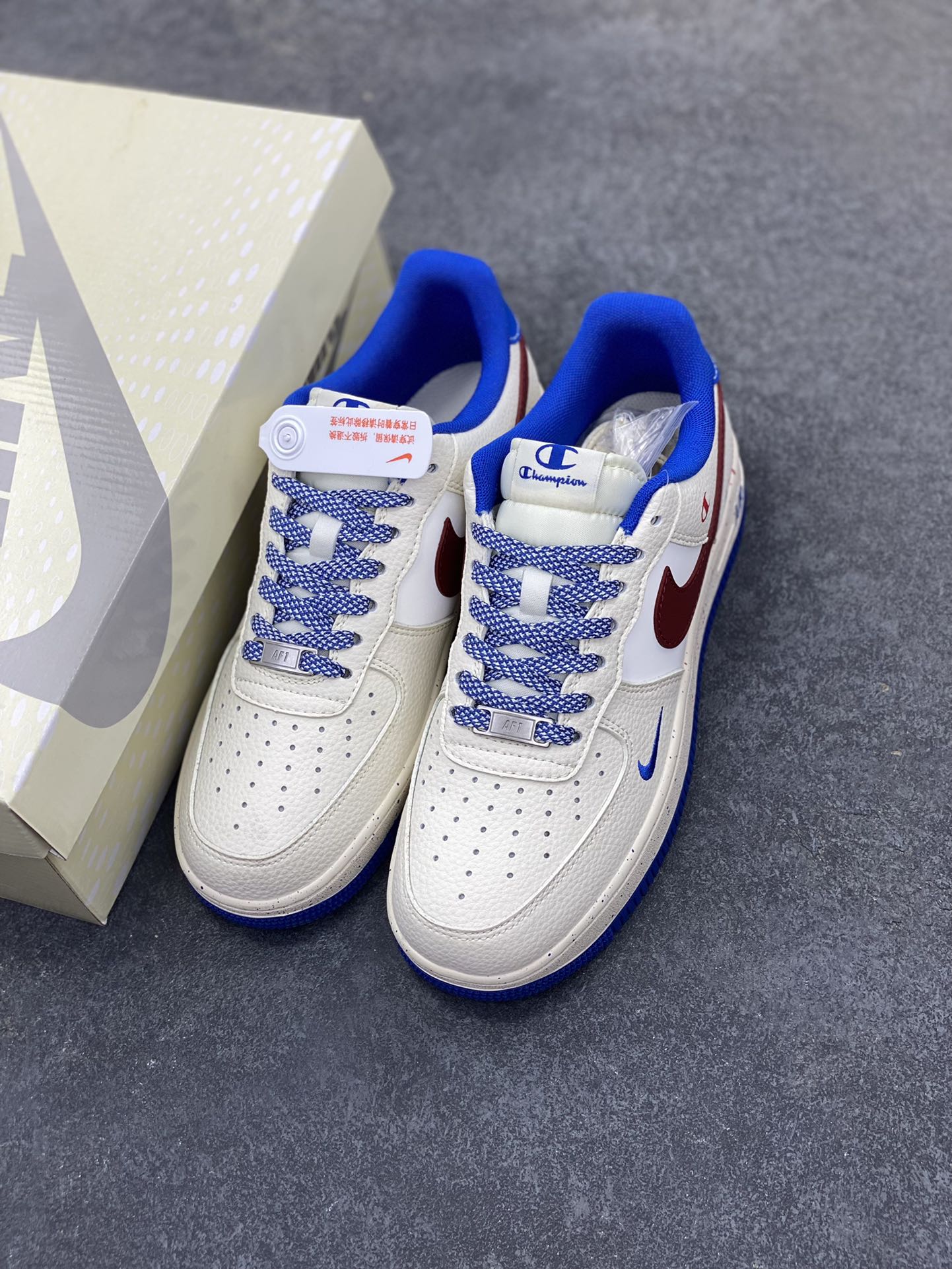 图片[8]-Nike Air Force 1 \’07 Low “冠军联名——米蓝红”空军一号 低帮 运动鞋 休闲鞋 折边针车 工艺难度大 原楦头原纸板 原装鞋盒 定制五金配件 内置全掌气垫 原厂鞋底 货号：QW5606-266 尺码：36 36.5 37.5 38 38.5 39 40 40.5 41 42 42.5 43 44 44.5 45-选品中心