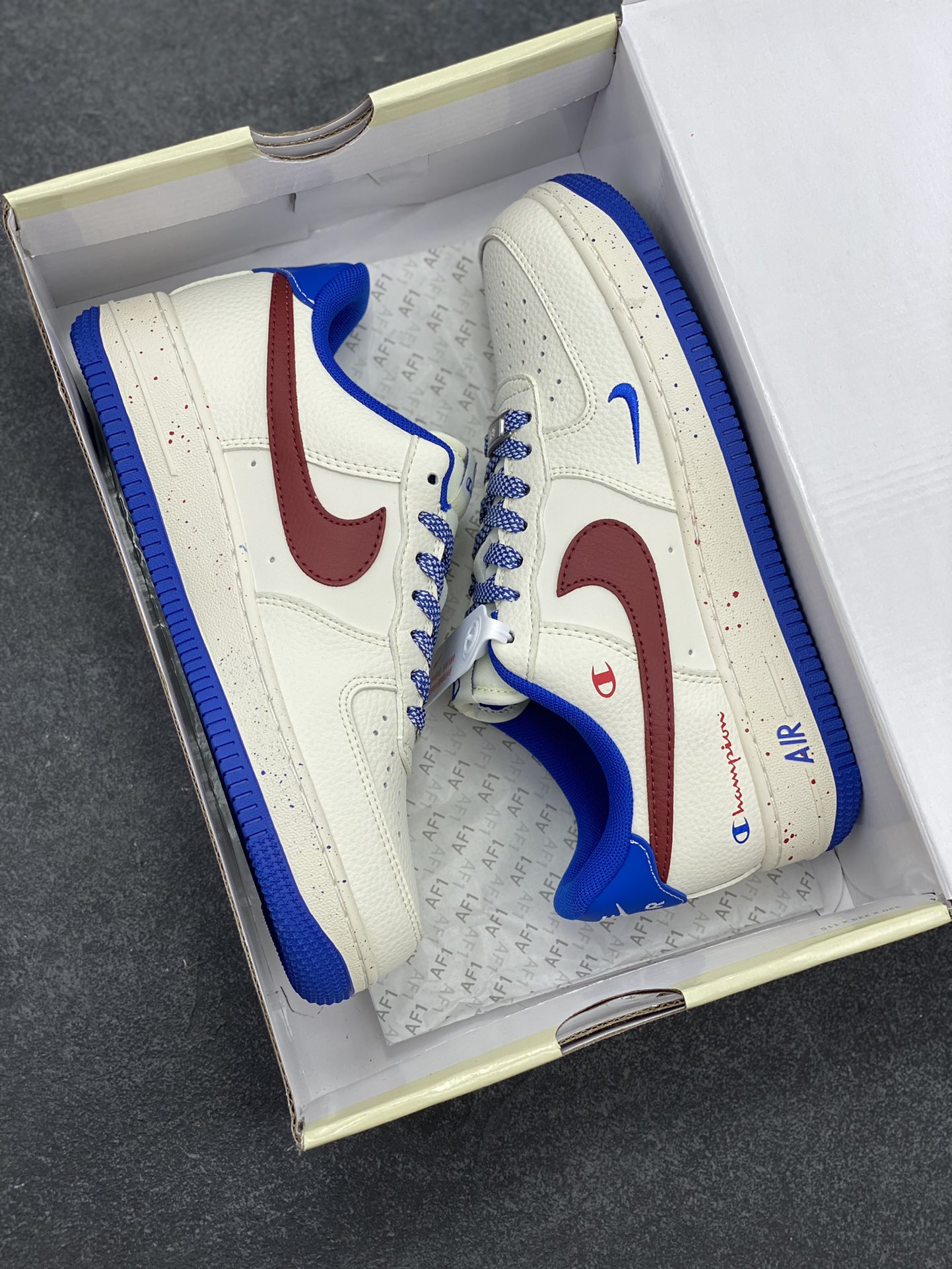 图片[9]-Nike Air Force 1 \’07 Low “冠军联名——米蓝红”空军一号 低帮 运动鞋 休闲鞋 折边针车 工艺难度大 原楦头原纸板 原装鞋盒 定制五金配件 内置全掌气垫 原厂鞋底 货号：QW5606-266 尺码：36 36.5 37.5 38 38.5 39 40 40.5 41 42 42.5 43 44 44.5 45-选品中心