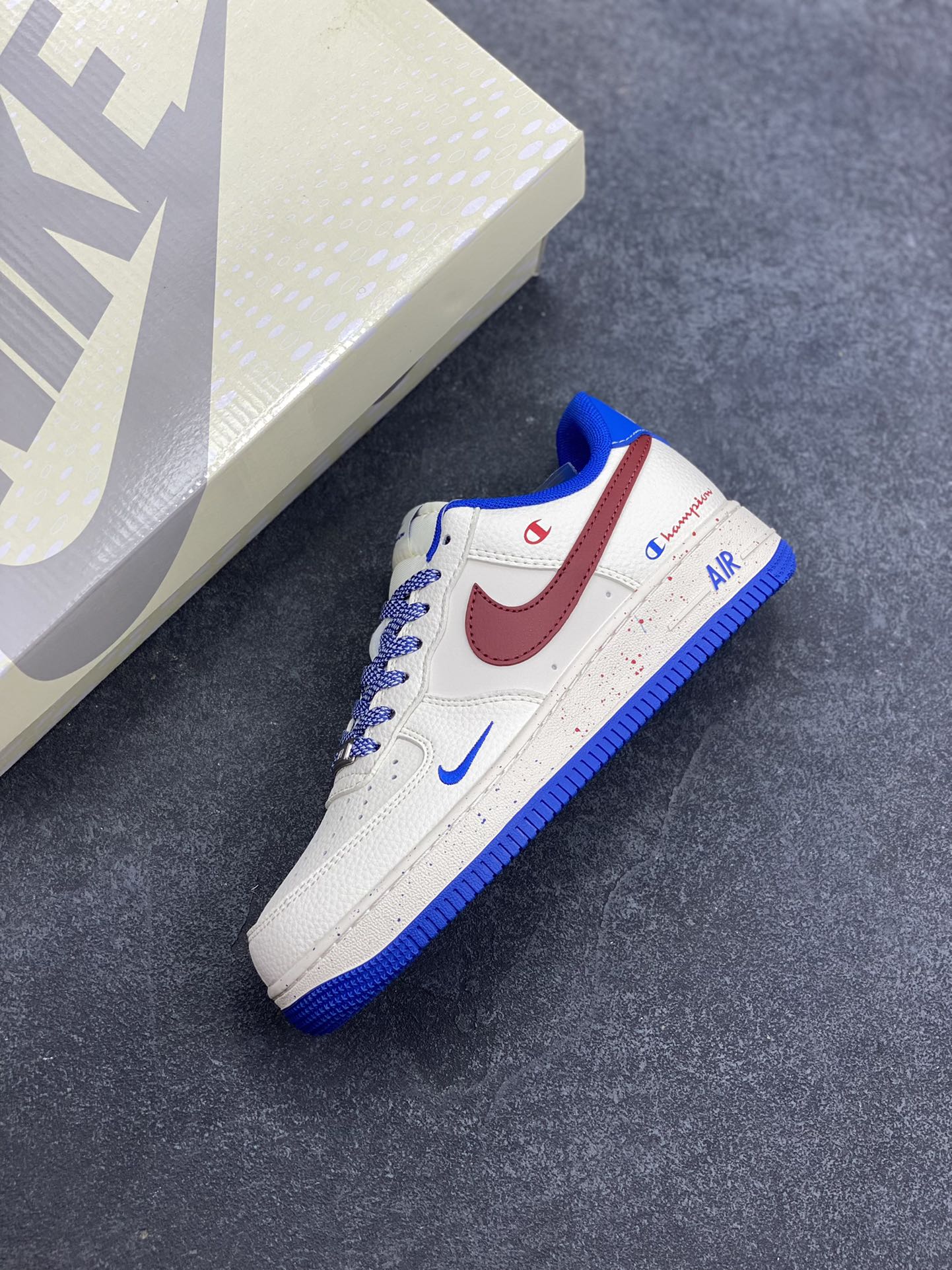 图片[7]-Nike Air Force 1 \’07 Low “冠军联名——米蓝红”空军一号 低帮 运动鞋 休闲鞋 折边针车 工艺难度大 原楦头原纸板 原装鞋盒 定制五金配件 内置全掌气垫 原厂鞋底 货号：QW5606-266 尺码：36 36.5 37.5 38 38.5 39 40 40.5 41 42 42.5 43 44 44.5 45-选品中心
