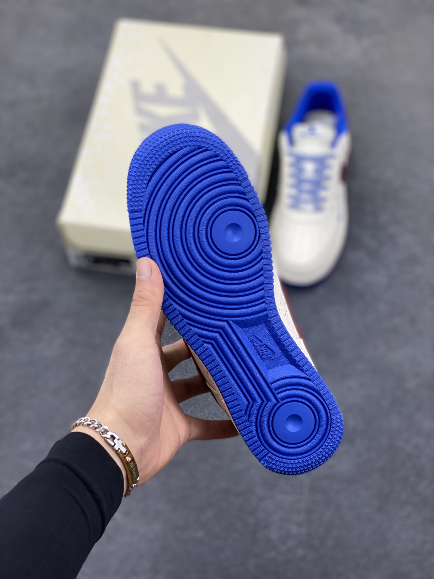 图片[5]-Nike Air Force 1 \’07 Low “冠军联名——米蓝红”空军一号 低帮 运动鞋 休闲鞋 折边针车 工艺难度大 原楦头原纸板 原装鞋盒 定制五金配件 内置全掌气垫 原厂鞋底 货号：QW5606-266 尺码：36 36.5 37.5 38 38.5 39 40 40.5 41 42 42.5 43 44 44.5 45-选品中心