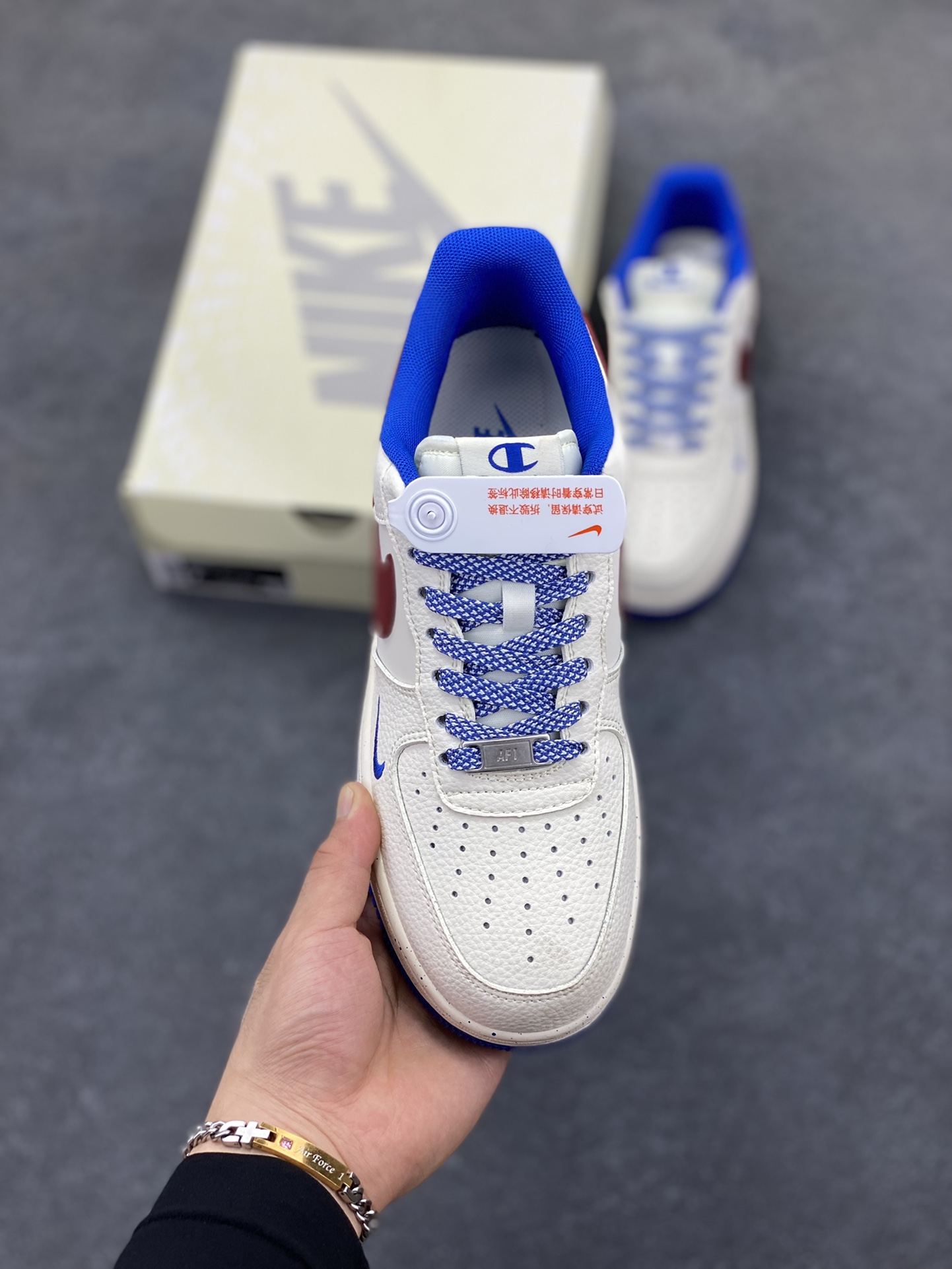 图片[2]-Nike Air Force 1 \’07 Low “冠军联名——米蓝红”空军一号 低帮 运动鞋 休闲鞋 折边针车 工艺难度大 原楦头原纸板 原装鞋盒 定制五金配件 内置全掌气垫 原厂鞋底 货号：QW5606-266 尺码：36 36.5 37.5 38 38.5 39 40 40.5 41 42 42.5 43 44 44.5 45-选品中心
