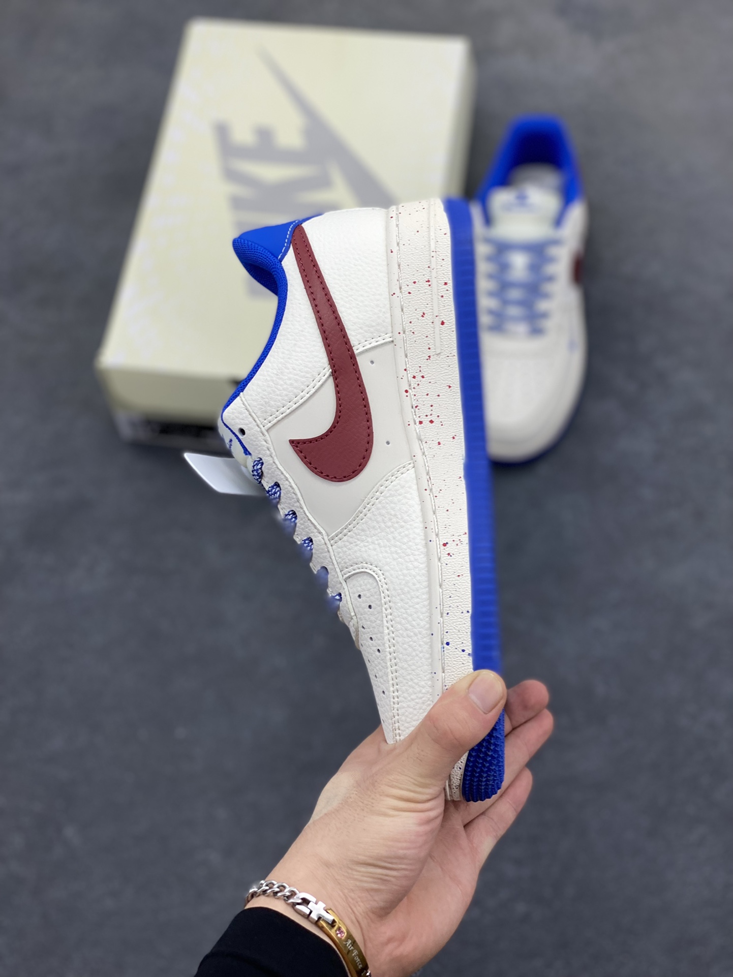 图片[3]-Nike Air Force 1 \’07 Low “冠军联名——米蓝红”空军一号 低帮 运动鞋 休闲鞋 折边针车 工艺难度大 原楦头原纸板 原装鞋盒 定制五金配件 内置全掌气垫 原厂鞋底 货号：QW5606-266 尺码：36 36.5 37.5 38 38.5 39 40 40.5 41 42 42.5 43 44 44.5 45-选品中心