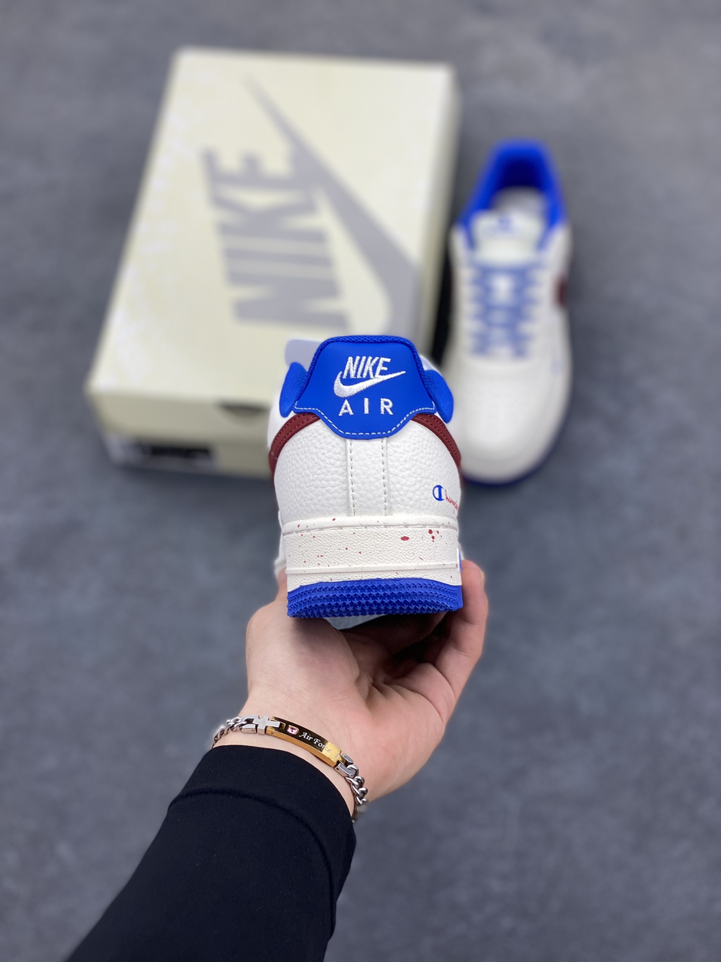 图片[4]-Nike Air Force 1 \’07 Low “冠军联名——米蓝红”空军一号 低帮 运动鞋 休闲鞋 折边针车 工艺难度大 原楦头原纸板 原装鞋盒 定制五金配件 内置全掌气垫 原厂鞋底 货号：QW5606-266 尺码：36 36.5 37.5 38 38.5 39 40 40.5 41 42 42.5 43 44 44.5 45-选品中心
