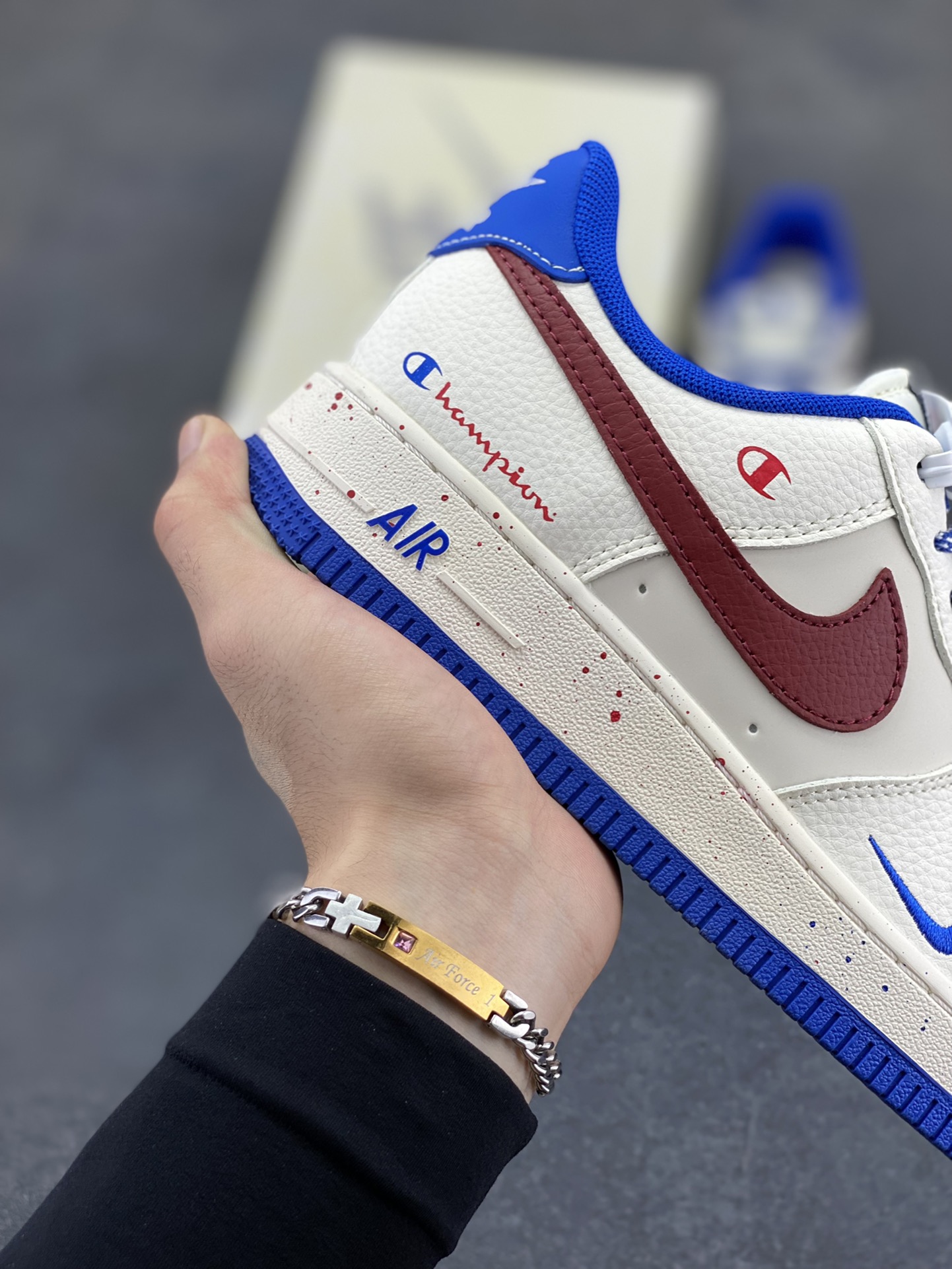 图片[6]-Nike Air Force 1 \’07 Low “冠军联名——米蓝红”空军一号 低帮 运动鞋 休闲鞋 折边针车 工艺难度大 原楦头原纸板 原装鞋盒 定制五金配件 内置全掌气垫 原厂鞋底 货号：QW5606-266 尺码：36 36.5 37.5 38 38.5 39 40 40.5 41 42 42.5 43 44 44.5 45-选品中心