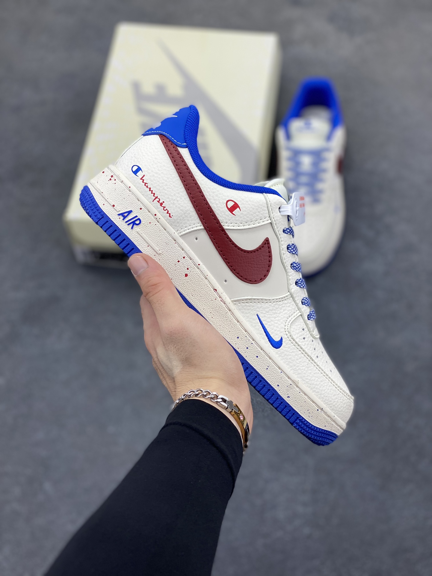 Nike Air Force 1 \’07 Low “冠军联名——米蓝红”空军一号 低帮 运动鞋 休闲鞋 折边针车 工艺难度大 原楦头原纸板 原装鞋盒 定制五金配件 内置全掌气垫 原厂鞋底 货号：QW5606-266 尺码：36 36.5 37.5 38 38.5 39 40 40.5 41 42 42.5 43 44 44.5 45-选品中心