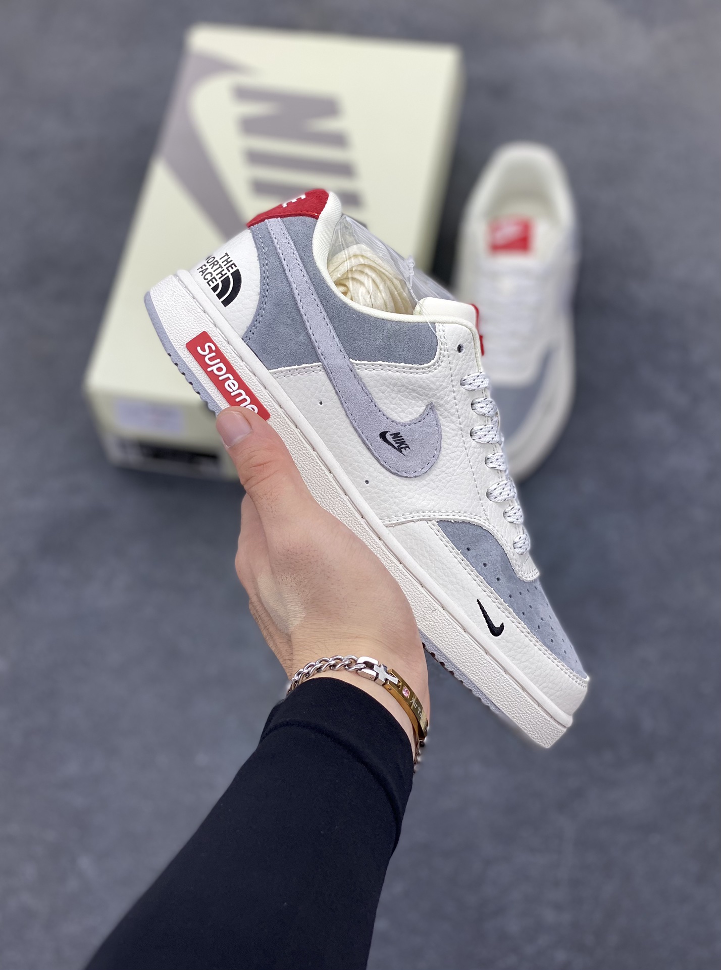 福利特价 海外爆款 ZP订单 NIKE EBERNON Low prm 小空军低帮百搭透气休闲运动板鞋 独家头层版本 原数据独家私模大底 纯正版型 清洁度完美 货号:FD5188-123 尺码:36 36.5 37.5 38 38.5 39 40 40.5 41 42 42.5 43 44 44.5 45-选品中心