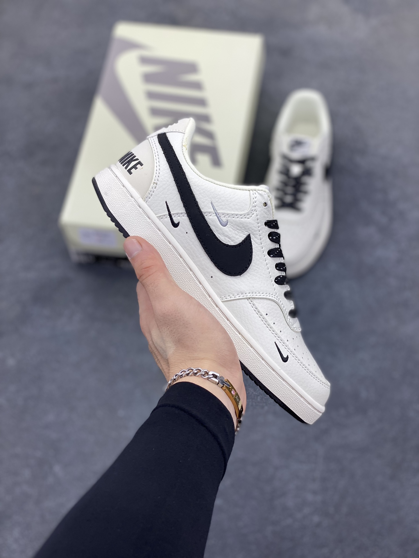 福利特价 海外爆款 ZP订单 NIKE EBERNON Low prm 小空军低帮百搭透气休闲运动板鞋 独家头层版本 原数据独家私模大底 纯正版型 清洁度完美 货号:FD5188-112 尺码:36 36.5 37.5 38 38.5 39 40 40.5 41 42 42.5 43 44 44.5 45-选品中心