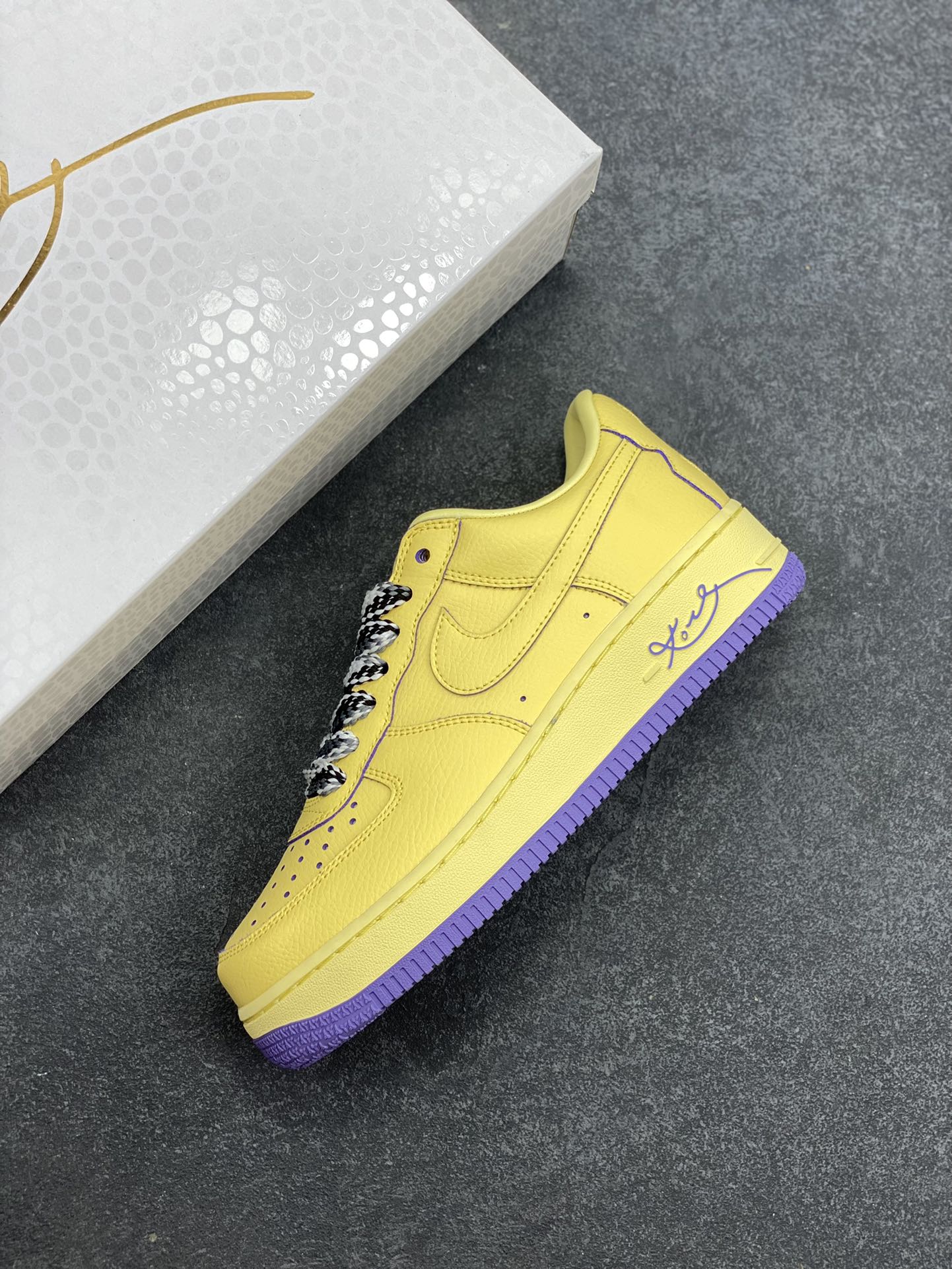 图片[7]-Nike Air Force 1 Low 科比 空军一号低帮运动休闲板鞋 原楦头原纸板 打造纯正空军版型 专注外贸渠道 全掌内置蜂窝气垫 原盒配件 原厂中底钢印、拉帮完美 货号：HV9408-700 尺码：36 36.5 37.5 38 38.5 39 40 40.5 41 42 42.5 43 44 44.5 45-选品中心