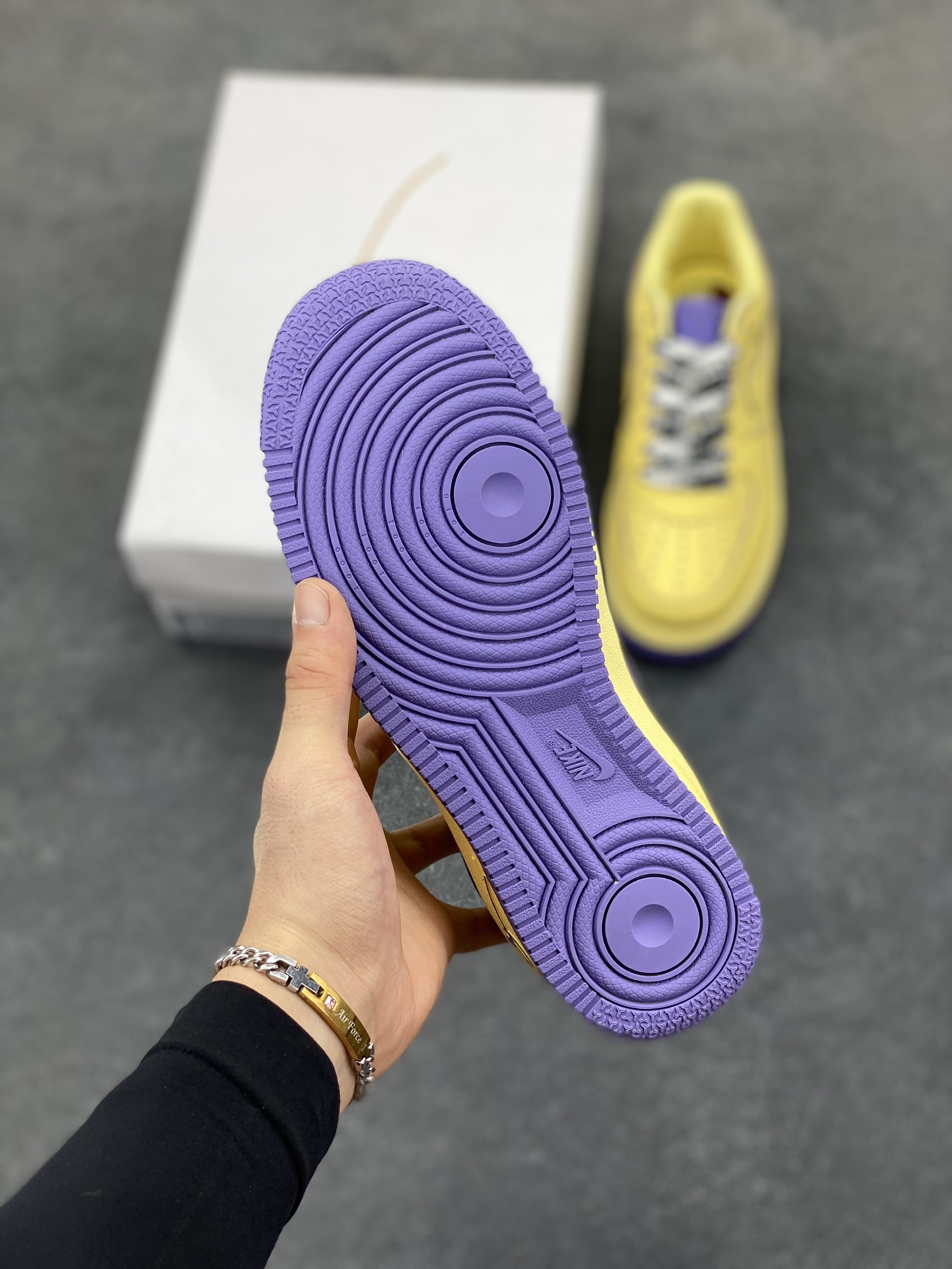 图片[5]-Nike Air Force 1 Low 科比 空军一号低帮运动休闲板鞋 原楦头原纸板 打造纯正空军版型 专注外贸渠道 全掌内置蜂窝气垫 原盒配件 原厂中底钢印、拉帮完美 货号：HV9408-700 尺码：36 36.5 37.5 38 38.5 39 40 40.5 41 42 42.5 43 44 44.5 45-选品中心