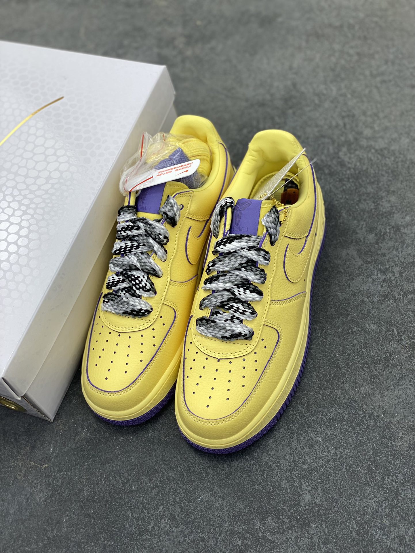 图片[8]-Nike Air Force 1 Low 科比 空军一号低帮运动休闲板鞋 原楦头原纸板 打造纯正空军版型 专注外贸渠道 全掌内置蜂窝气垫 原盒配件 原厂中底钢印、拉帮完美 货号：HV9408-700 尺码：36 36.5 37.5 38 38.5 39 40 40.5 41 42 42.5 43 44 44.5 45-选品中心