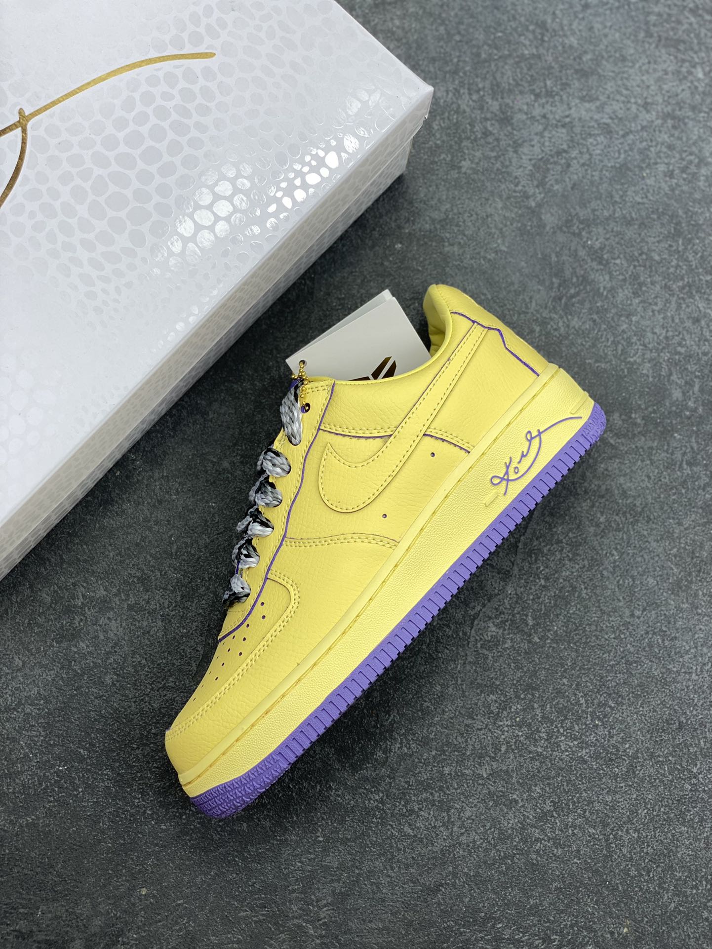 图片[7]-Nike Air Force 1 Low 科比 空军一号低帮运动休闲板鞋 原楦头原纸板 打造纯正空军版型 专注外贸渠道 全掌内置蜂窝气垫 原盒配件 原厂中底钢印、拉帮完美 货号：HV9408-700 尺码：36 36.5 37.5 38 38.5 39 40 40.5 41 42 42.5 43 44 44.5 45-选品中心