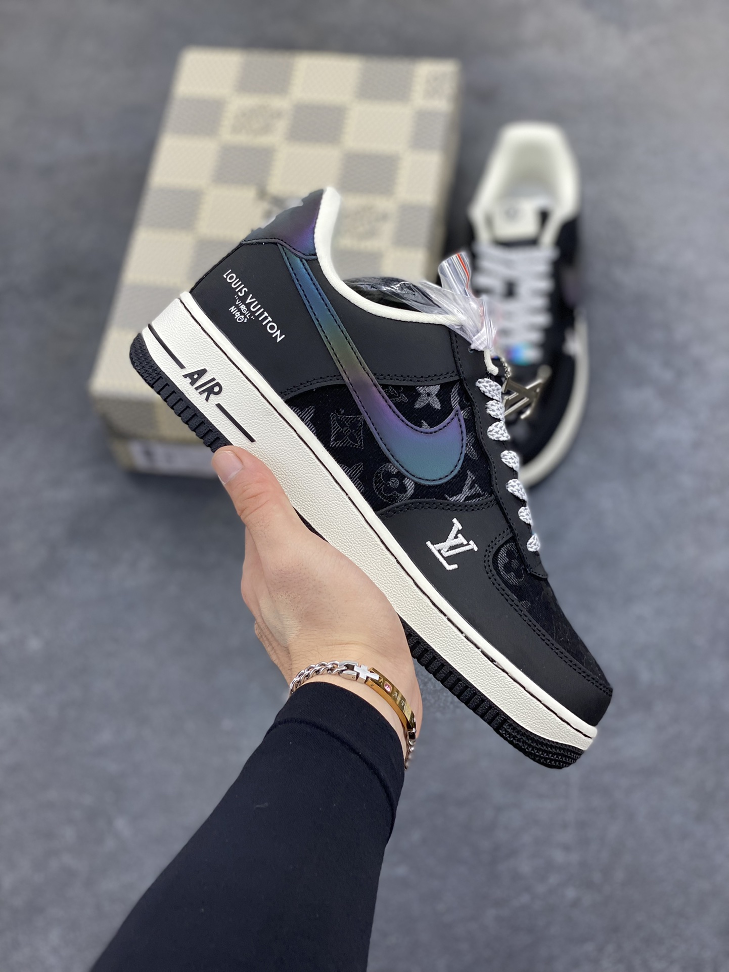 NIke Air Force 1 \'07 Low LV联名--镭射渐变 空军一号低帮 运动鞋 休闲鞋 满天星鞋带 折边针车 工艺难度大 原楦头原纸板 原装鞋盒 原厂鞋底 超高清洁度 细节完美 货号：SC0601-573 尺码：36 36.5 37.5 38 38.5 39 40 40.5 41 42 42.5 43 44 44.5 45-选品中心