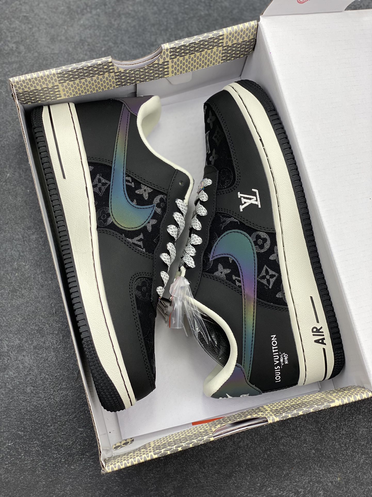 图片[9]-NIke Air Force 1 \’07 Low LV联名–镭射渐变 空军一号低帮 运动鞋 休闲鞋 满天星鞋带 折边针车 工艺难度大 原楦头原纸板 原装鞋盒 原厂鞋底 超高清洁度 细节完美 货号：SC0601-573 尺码：36 36.5 37.5 38 38.5 39 40 40.5 41 42 42.5 43 44 44.5 45-选品中心