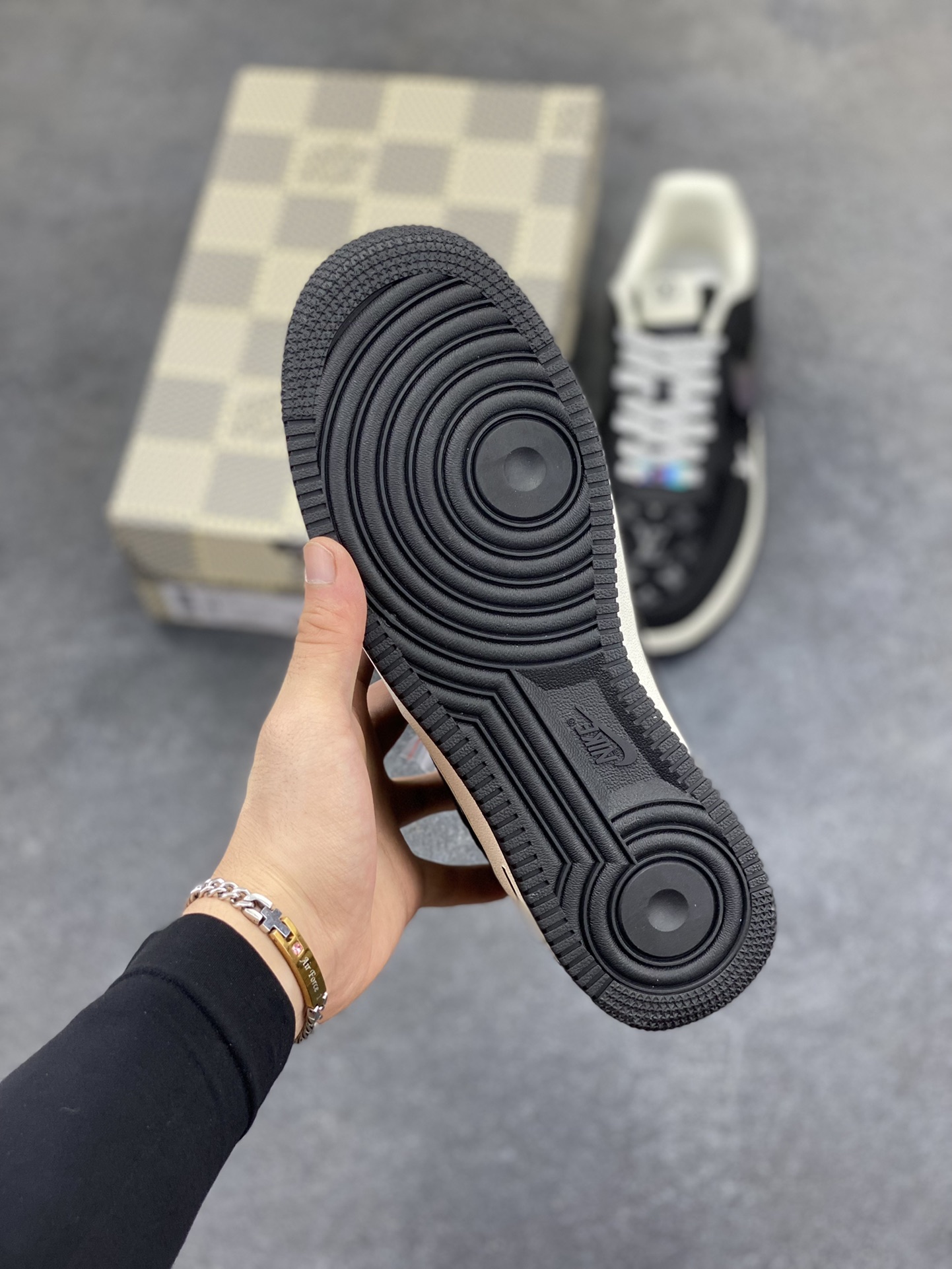 图片[5]-NIke Air Force 1 \’07 Low LV联名–镭射渐变 空军一号低帮 运动鞋 休闲鞋 满天星鞋带 折边针车 工艺难度大 原楦头原纸板 原装鞋盒 原厂鞋底 超高清洁度 细节完美 货号：SC0601-573 尺码：36 36.5 37.5 38 38.5 39 40 40.5 41 42 42.5 43 44 44.5 45-选品中心