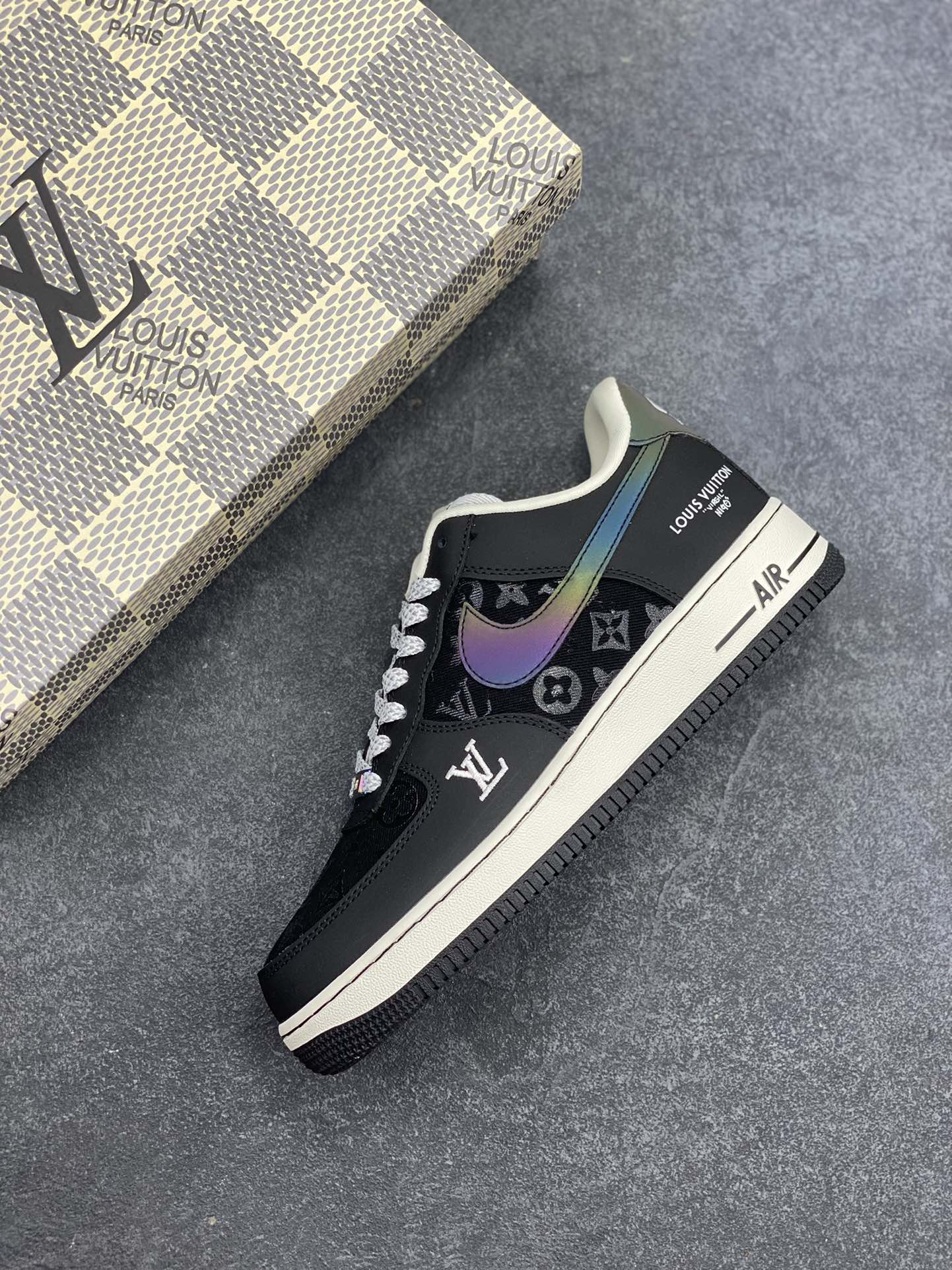 图片[7]-NIke Air Force 1 \’07 Low LV联名–镭射渐变 空军一号低帮 运动鞋 休闲鞋 满天星鞋带 折边针车 工艺难度大 原楦头原纸板 原装鞋盒 原厂鞋底 超高清洁度 细节完美 货号：SC0601-573 尺码：36 36.5 37.5 38 38.5 39 40 40.5 41 42 42.5 43 44 44.5 45-选品中心