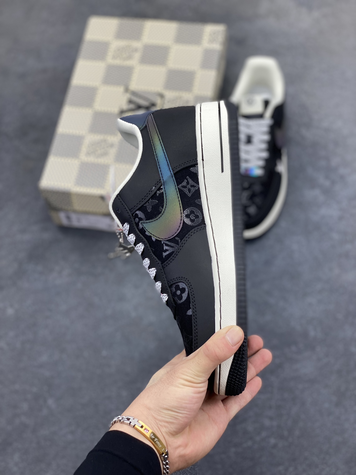 图片[3]-NIke Air Force 1 \’07 Low LV联名–镭射渐变 空军一号低帮 运动鞋 休闲鞋 满天星鞋带 折边针车 工艺难度大 原楦头原纸板 原装鞋盒 原厂鞋底 超高清洁度 细节完美 货号：SC0601-573 尺码：36 36.5 37.5 38 38.5 39 40 40.5 41 42 42.5 43 44 44.5 45-选品中心