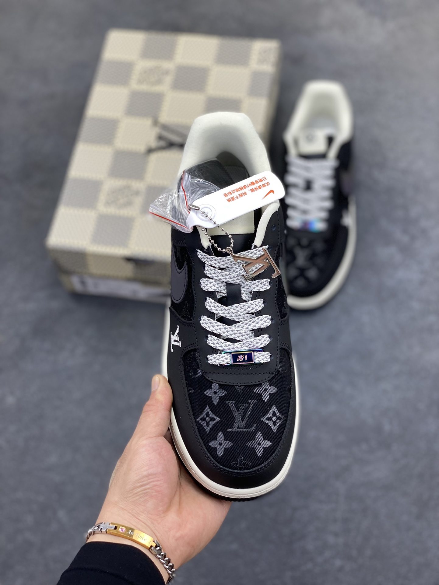 图片[2]-NIke Air Force 1 \’07 Low LV联名–镭射渐变 空军一号低帮 运动鞋 休闲鞋 满天星鞋带 折边针车 工艺难度大 原楦头原纸板 原装鞋盒 原厂鞋底 超高清洁度 细节完美 货号：SC0601-573 尺码：36 36.5 37.5 38 38.5 39 40 40.5 41 42 42.5 43 44 44.5 45-选品中心