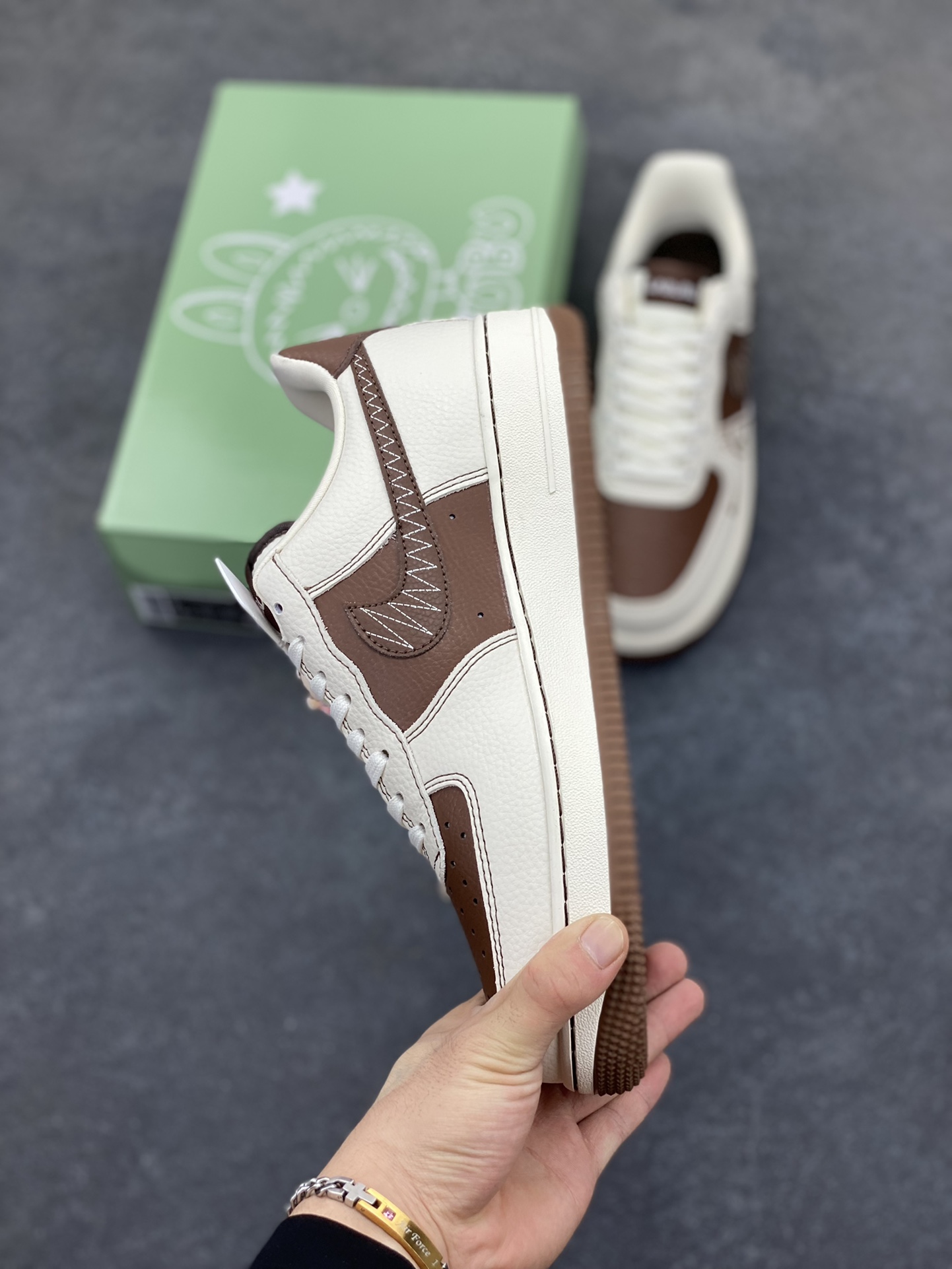 图片[3]-NIke Air Force 1 \’07 Low “米棕拉布布”空军一号 低帮 运动鞋 休闲鞋 折边针车 工艺难度大 原楦头原纸板 原装鞋盒 定制五金配件 内置全掌气垫 原厂鞋底 货号：XL1979-105 尺码：36 36.5 37.5 38 38.5 39 40 40.5 41 42 42.5 43 44 44.5 45-选品中心