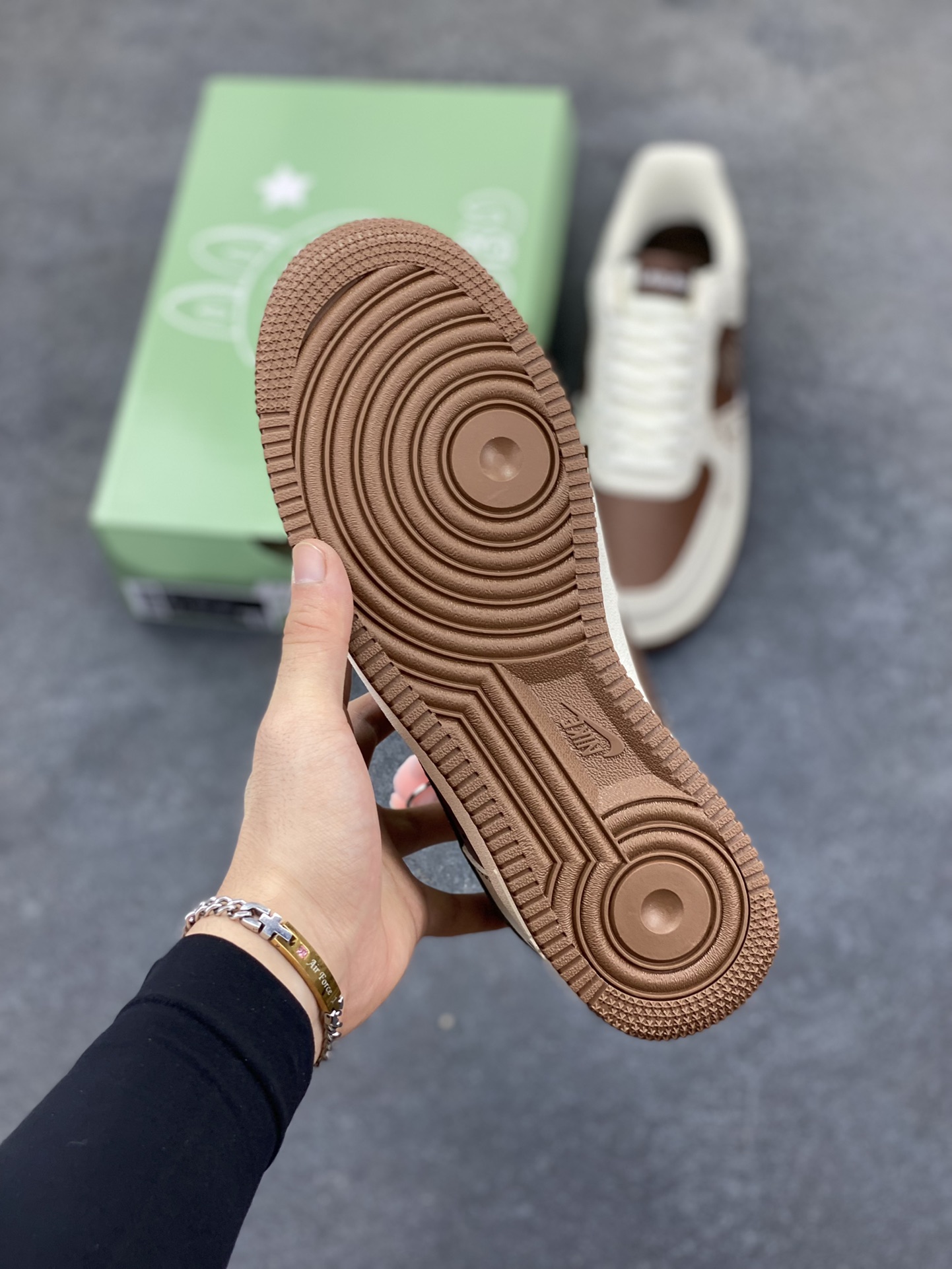 图片[5]-NIke Air Force 1 \’07 Low “米棕拉布布”空军一号 低帮 运动鞋 休闲鞋 折边针车 工艺难度大 原楦头原纸板 原装鞋盒 定制五金配件 内置全掌气垫 原厂鞋底 货号：XL1979-105 尺码：36 36.5 37.5 38 38.5 39 40 40.5 41 42 42.5 43 44 44.5 45-选品中心