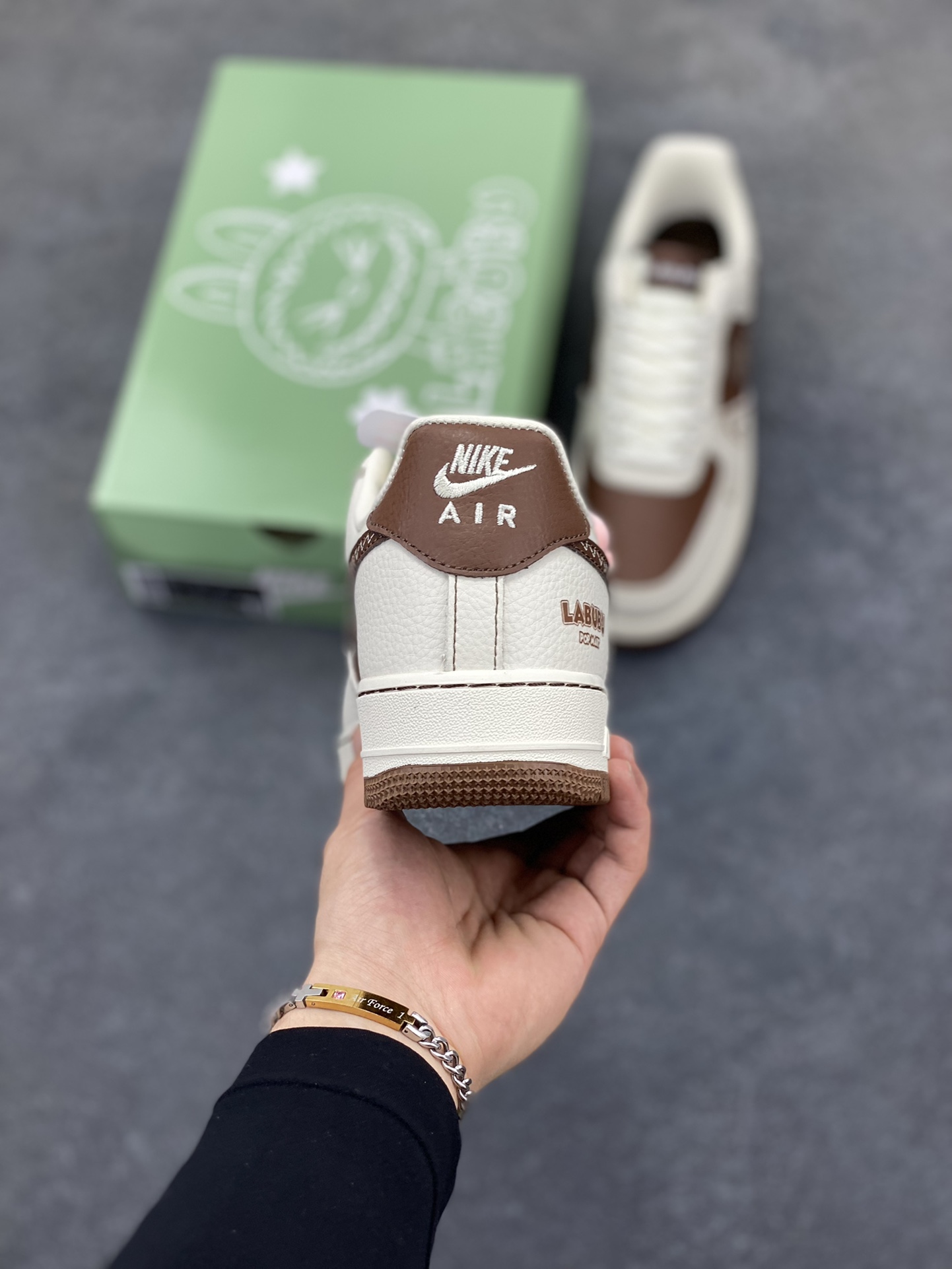 图片[4]-NIke Air Force 1 \’07 Low “米棕拉布布”空军一号 低帮 运动鞋 休闲鞋 折边针车 工艺难度大 原楦头原纸板 原装鞋盒 定制五金配件 内置全掌气垫 原厂鞋底 货号：XL1979-105 尺码：36 36.5 37.5 38 38.5 39 40 40.5 41 42 42.5 43 44 44.5 45-选品中心