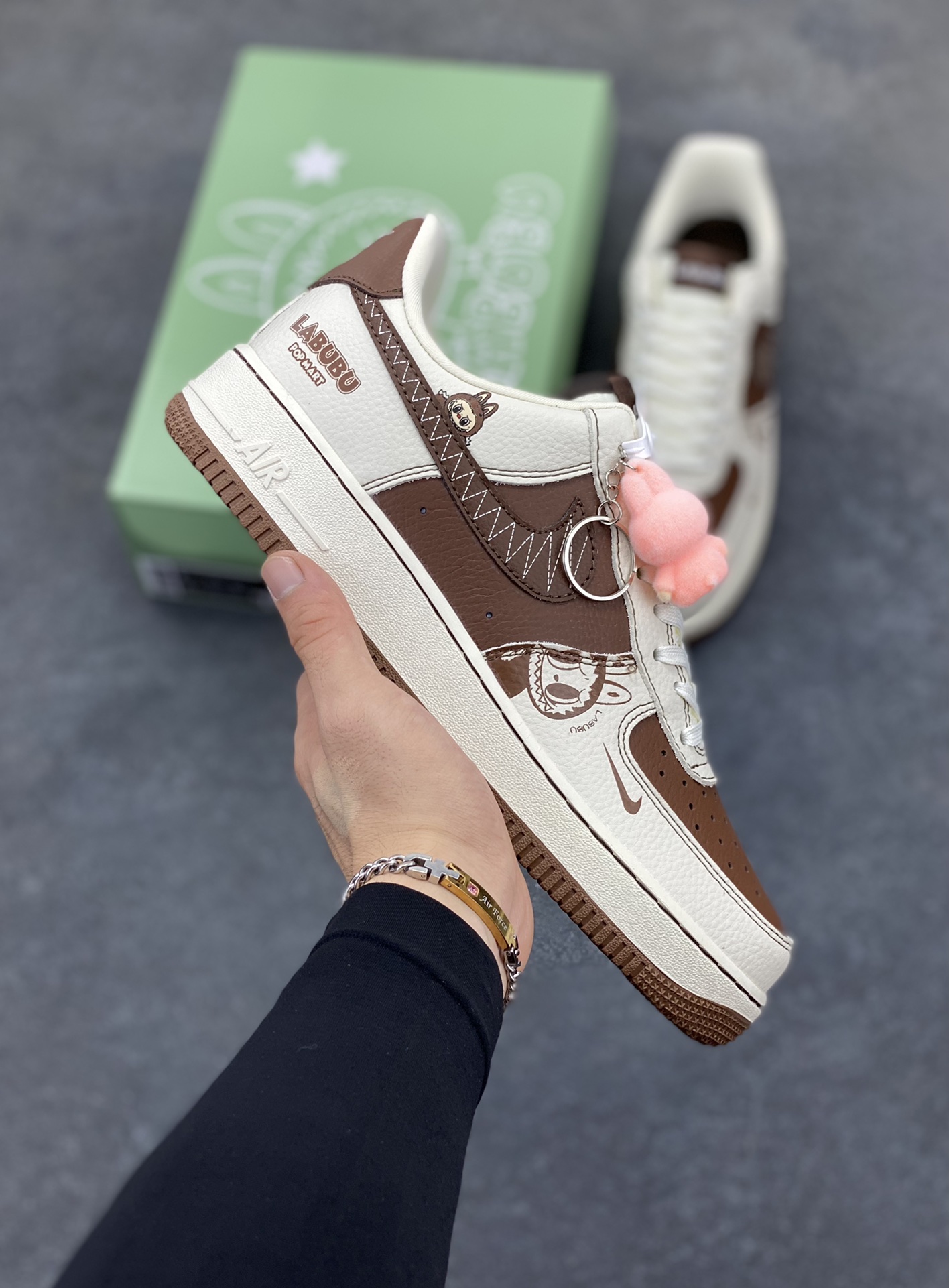 NIke Air Force 1 \’07 Low “米棕拉布布”空军一号 低帮 运动鞋 休闲鞋 折边针车 工艺难度大 原楦头原纸板 原装鞋盒 定制五金配件 内置全掌气垫 原厂鞋底 货号：XL1979-105 尺码：36 36.5 37.5 38 38.5 39 40 40.5 41 42 42.5 43 44 44.5 45-选品中心
